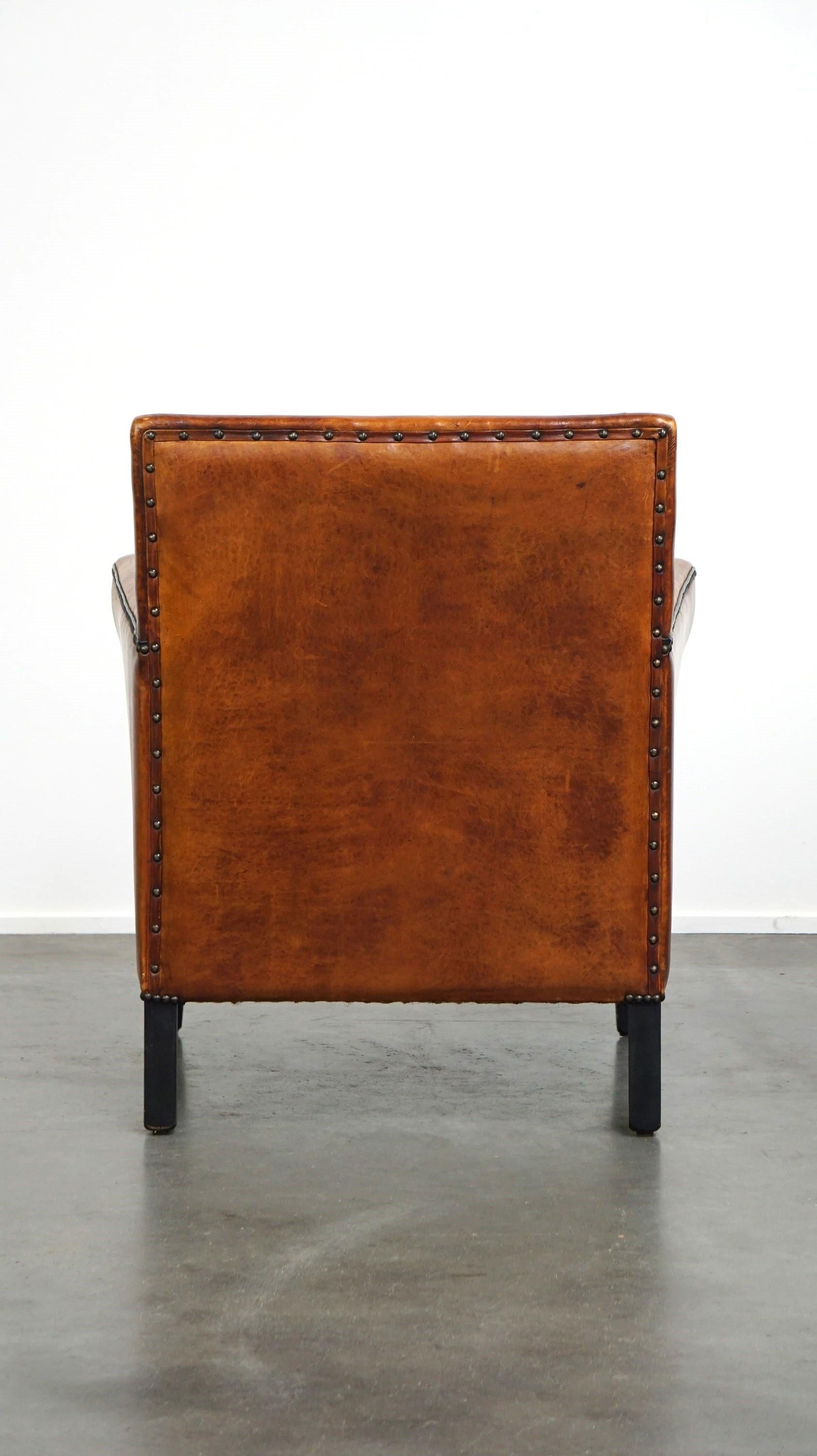 Elegante sillón de piel de oveja de diseño Art Déco con bonitos detalles Hecho a mano en venta