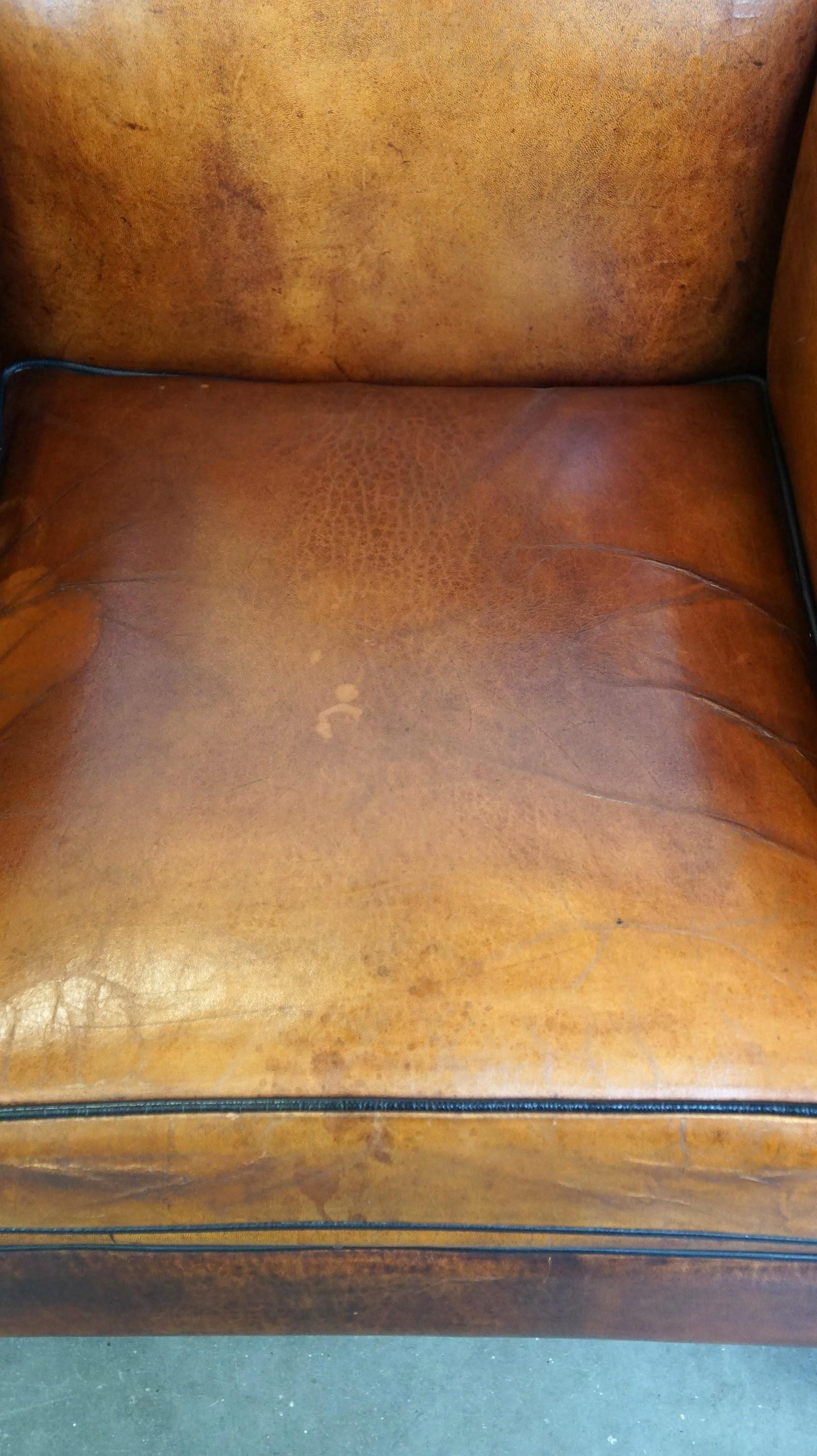 Elegante sillón de piel de oveja de diseño Art Déco con bonitos detalles Siglo XXI y contemporáneo en venta