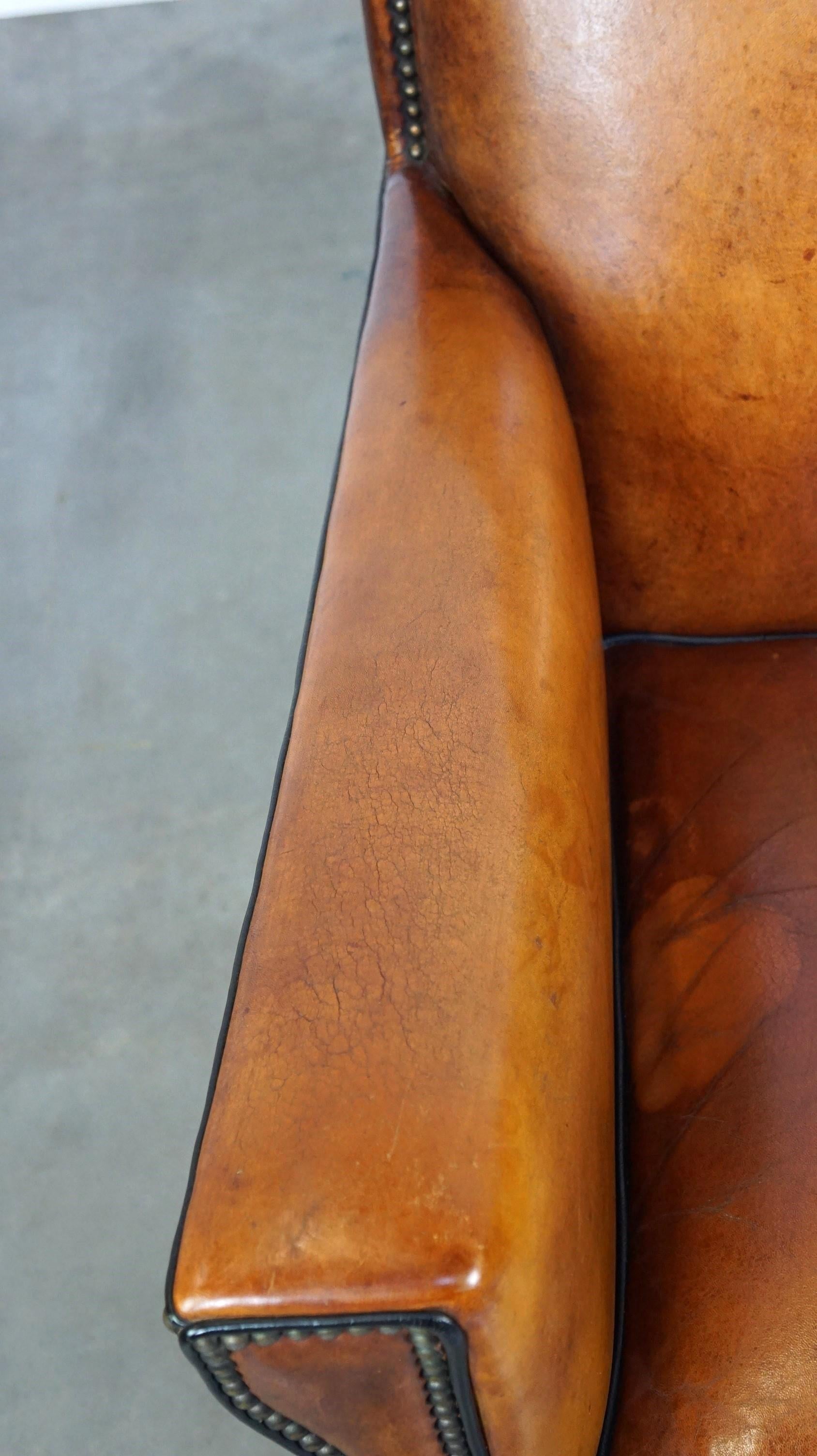 Elegante sillón de piel de oveja de diseño Art Déco con bonitos detalles Cuero en venta