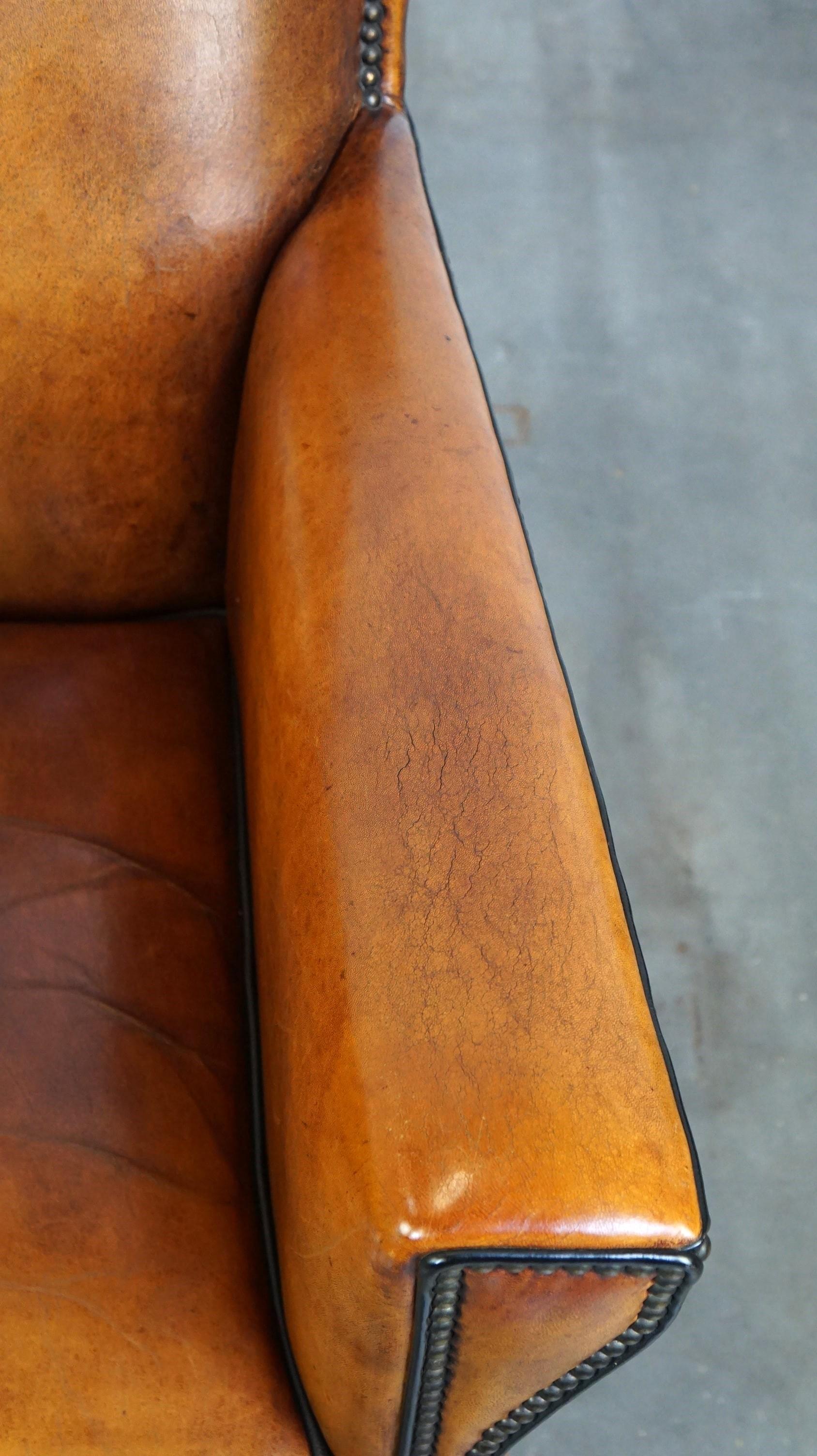 Elegante sillón de piel de oveja de diseño Art Déco con bonitos detalles en venta 1