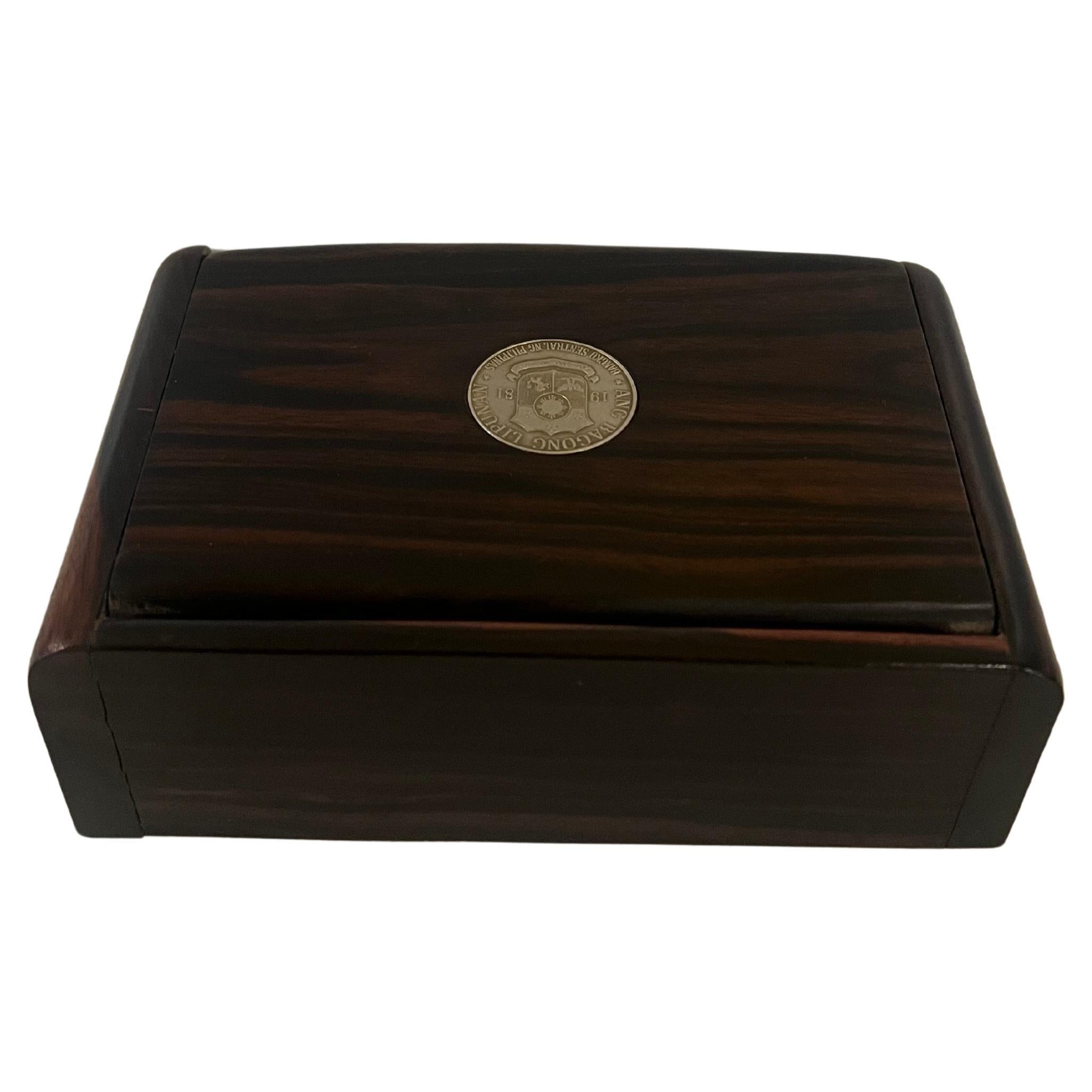 Américain Boîte à bijoux en bois de rose massif avec pièce rare insérée en vente
