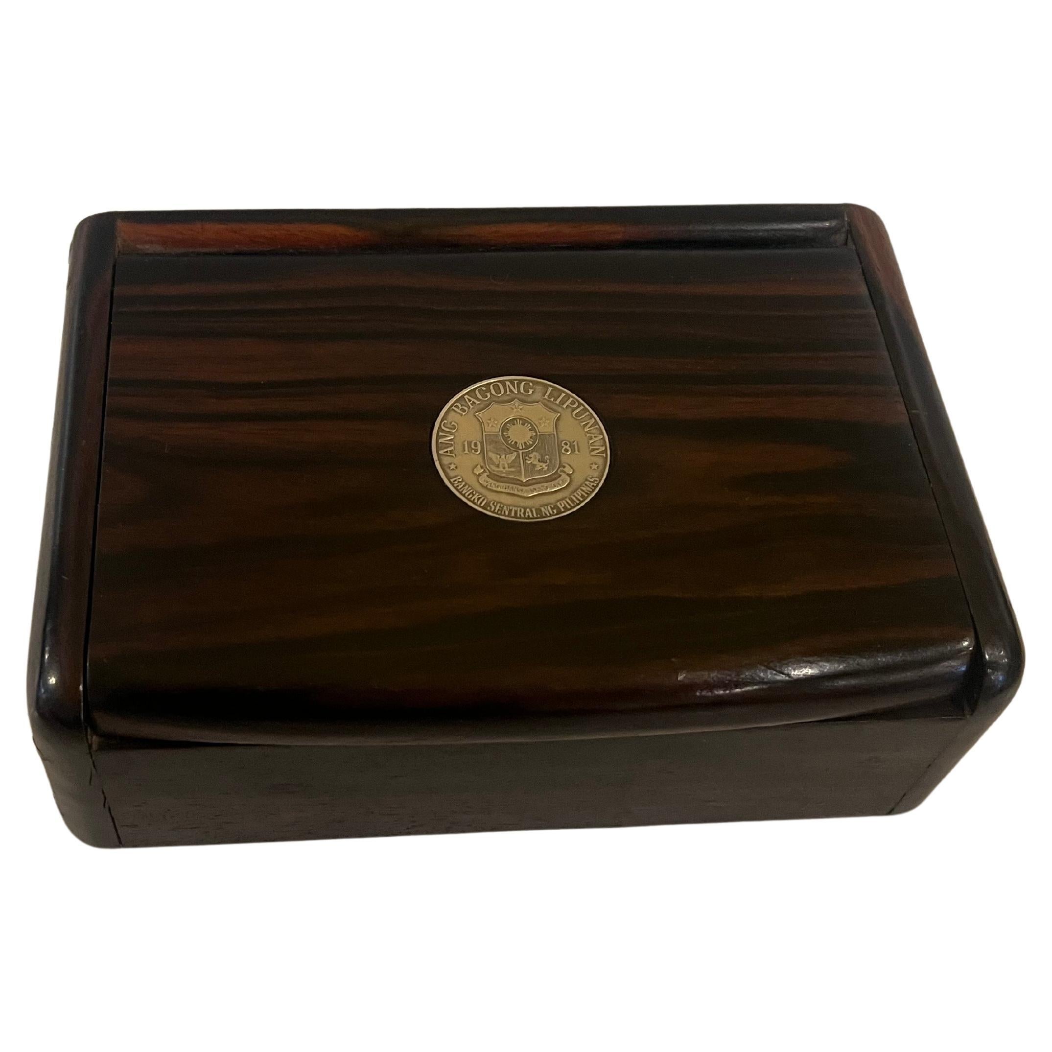 Bois de rose Boîte à bijoux en bois de rose massif avec pièce rare insérée en vente