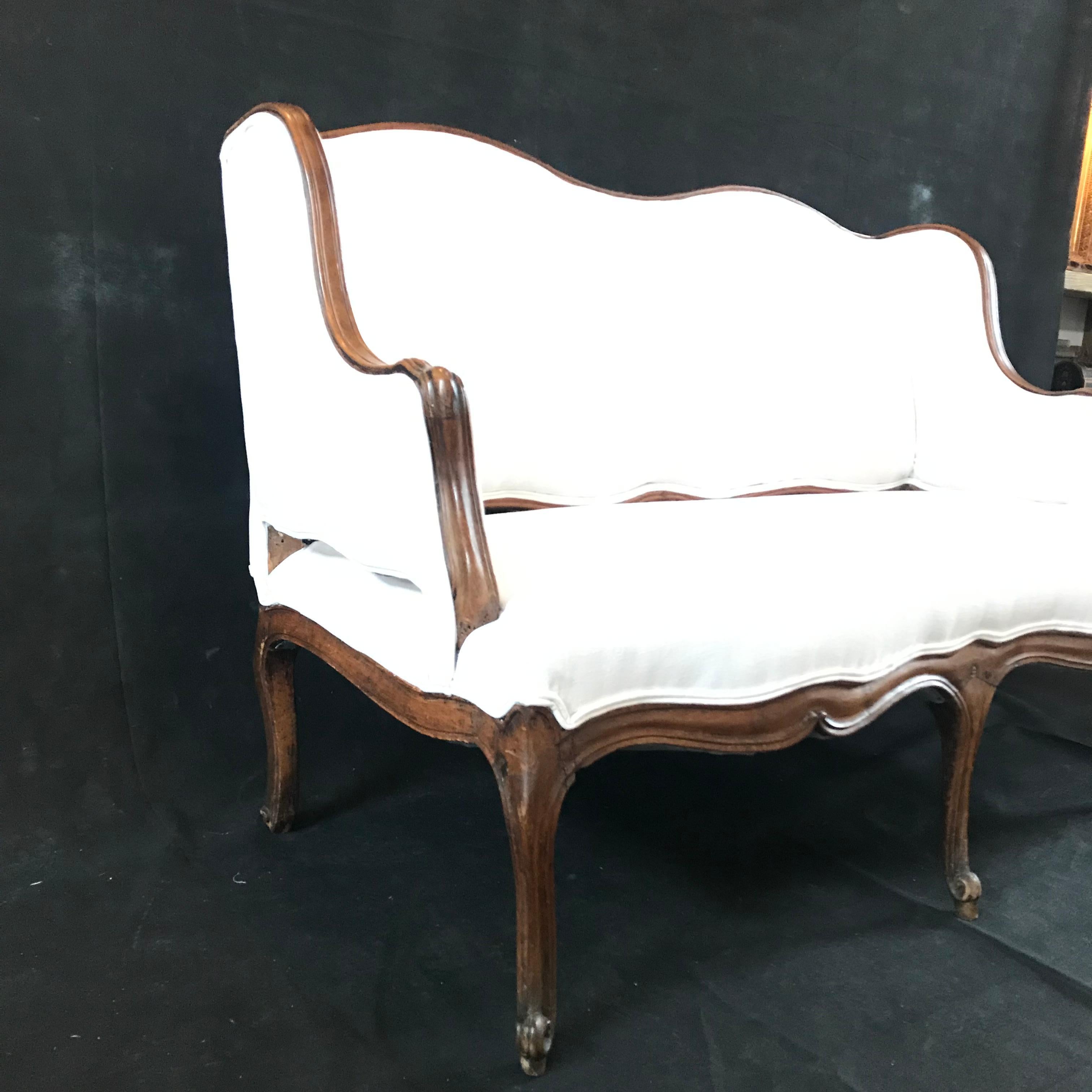Sleek Sophisticated Louis XV Style Loveseat In Excellent Condition In Hopewell, NJ