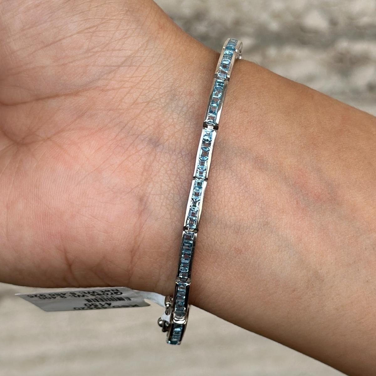 Das elegante Blautopas-Tennisarmband aus Sterlingsilber präsentiert einen unendlich funkelnden Blautopas mit einem Gewicht von 4,6 Karat. Es misst 7 Zoll in der Länge. 
Blautopas fördert die Konzentration und baut Stress ab. 
Entworfen mit perfektem