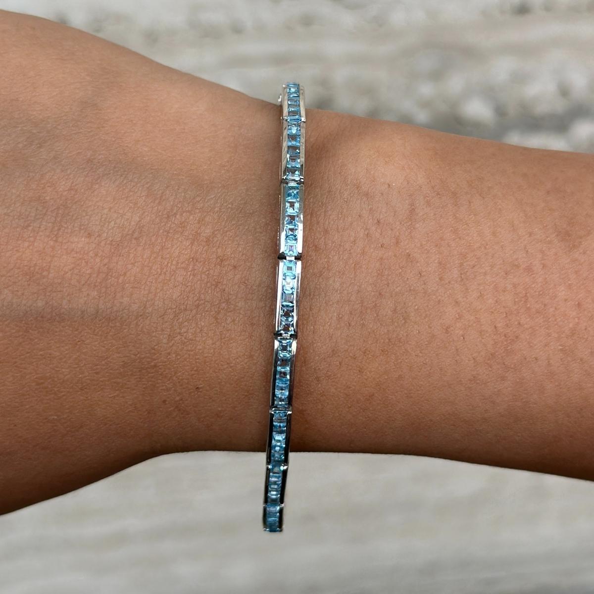 Elegantes Tennisarmband aus Sterlingsilber mit blauem Topas und Edelsteinen für Mom Gift Jewelry (Carréeschliff) im Angebot