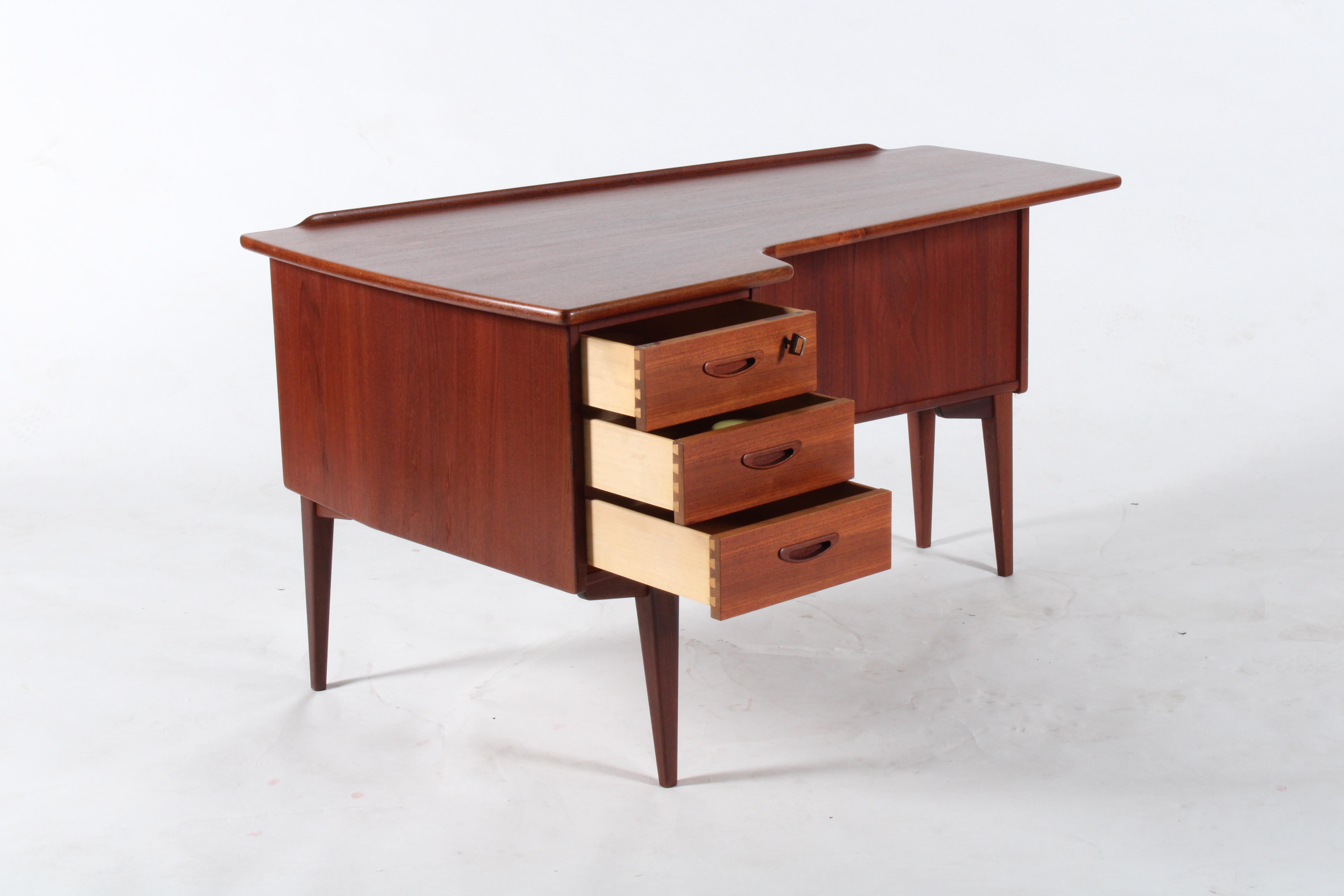 Elegante e raffinata scrivania scandinava di metà secolo a forma di boomerang in vendita 2