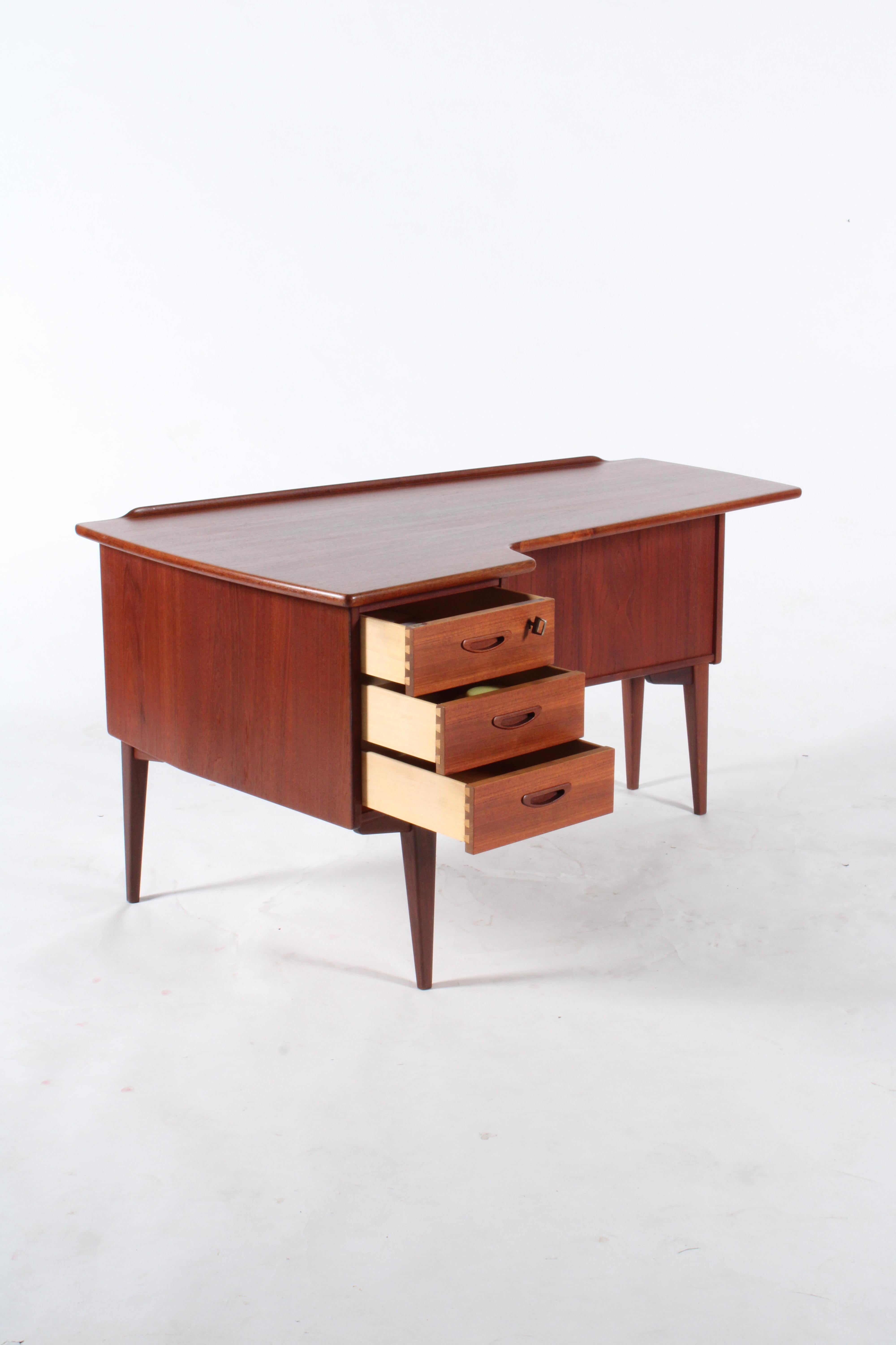 Elegante e raffinata scrivania scandinava di metà secolo a forma di boomerang in vendita 3