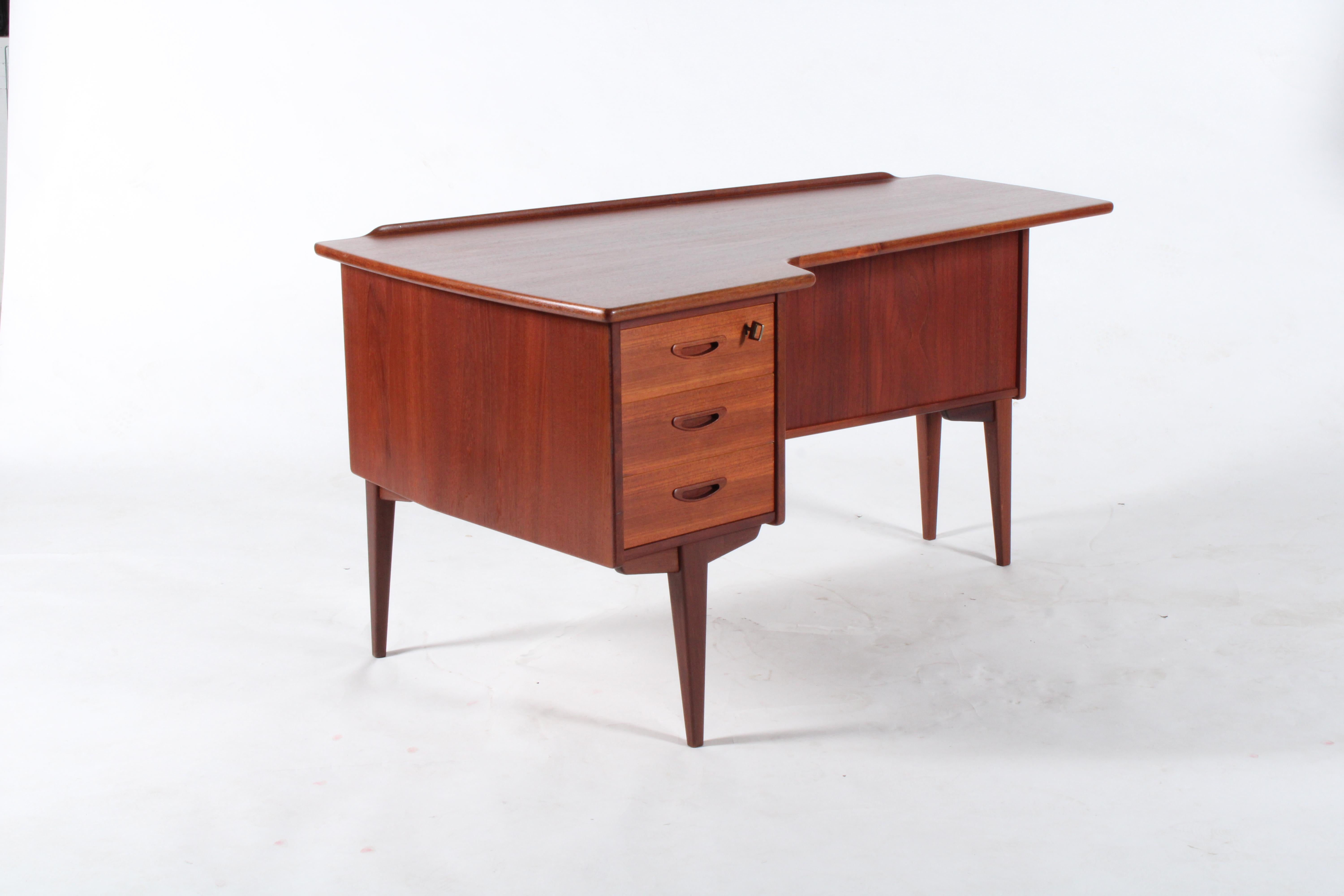 Elegante e raffinata scrivania scandinava di metà secolo a forma di boomerang in vendita 4
