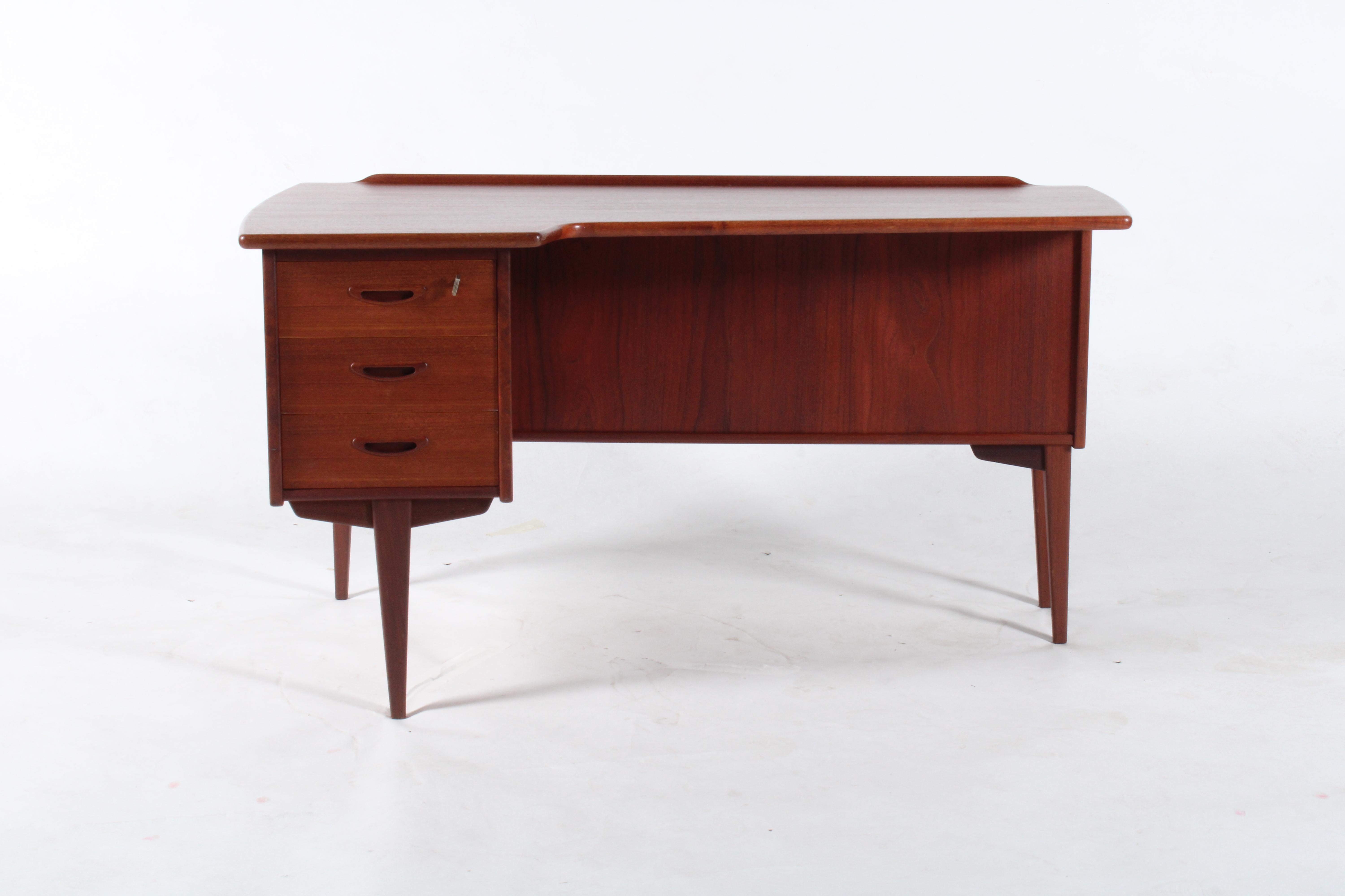 Elegante e raffinata scrivania scandinava di metà secolo a forma di boomerang in vendita 5