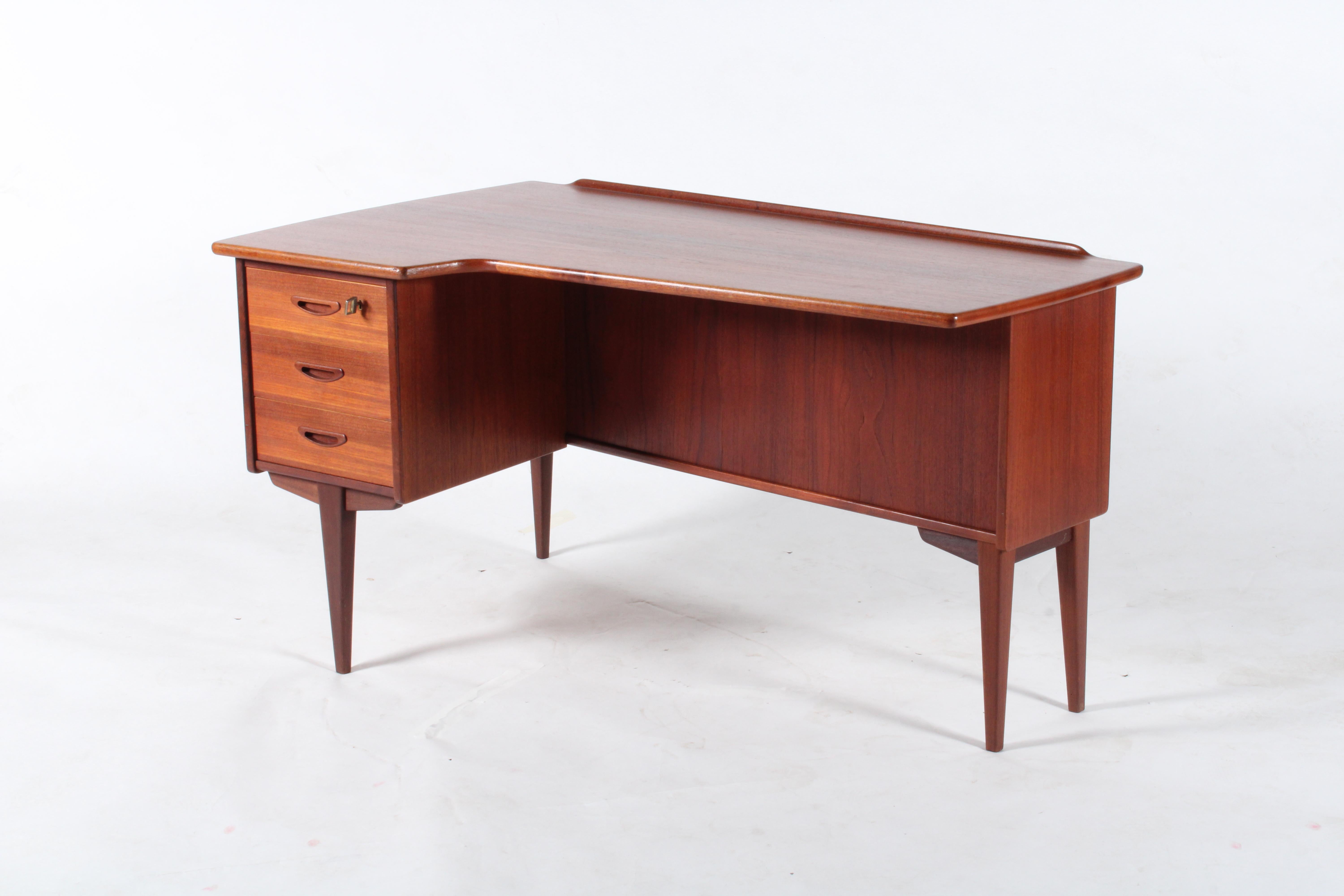 Elegante e raffinata scrivania scandinava di metà secolo a forma di boomerang in vendita 6