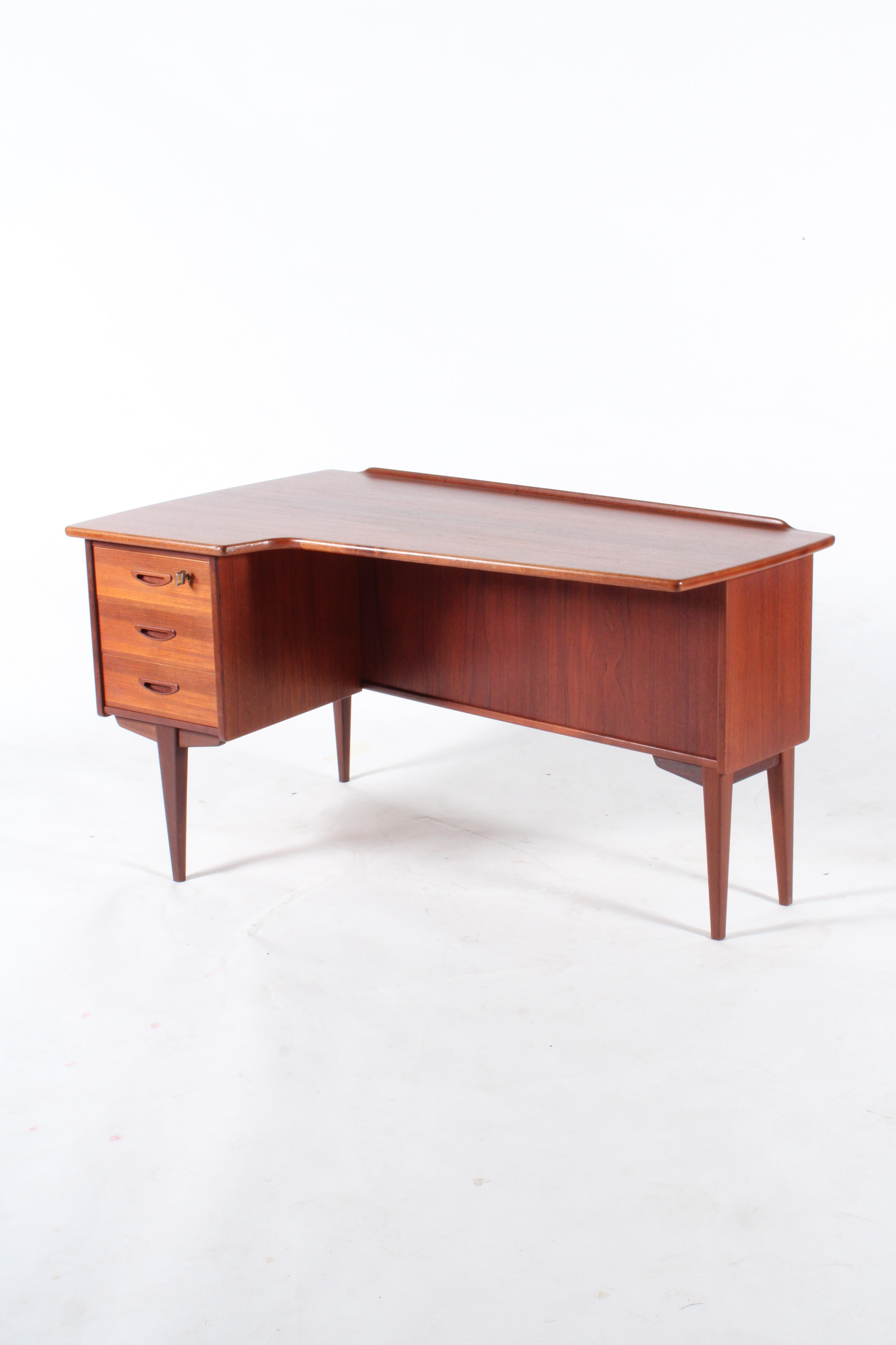 Elegante e raffinata scrivania scandinava di metà secolo a forma di boomerang in vendita 7