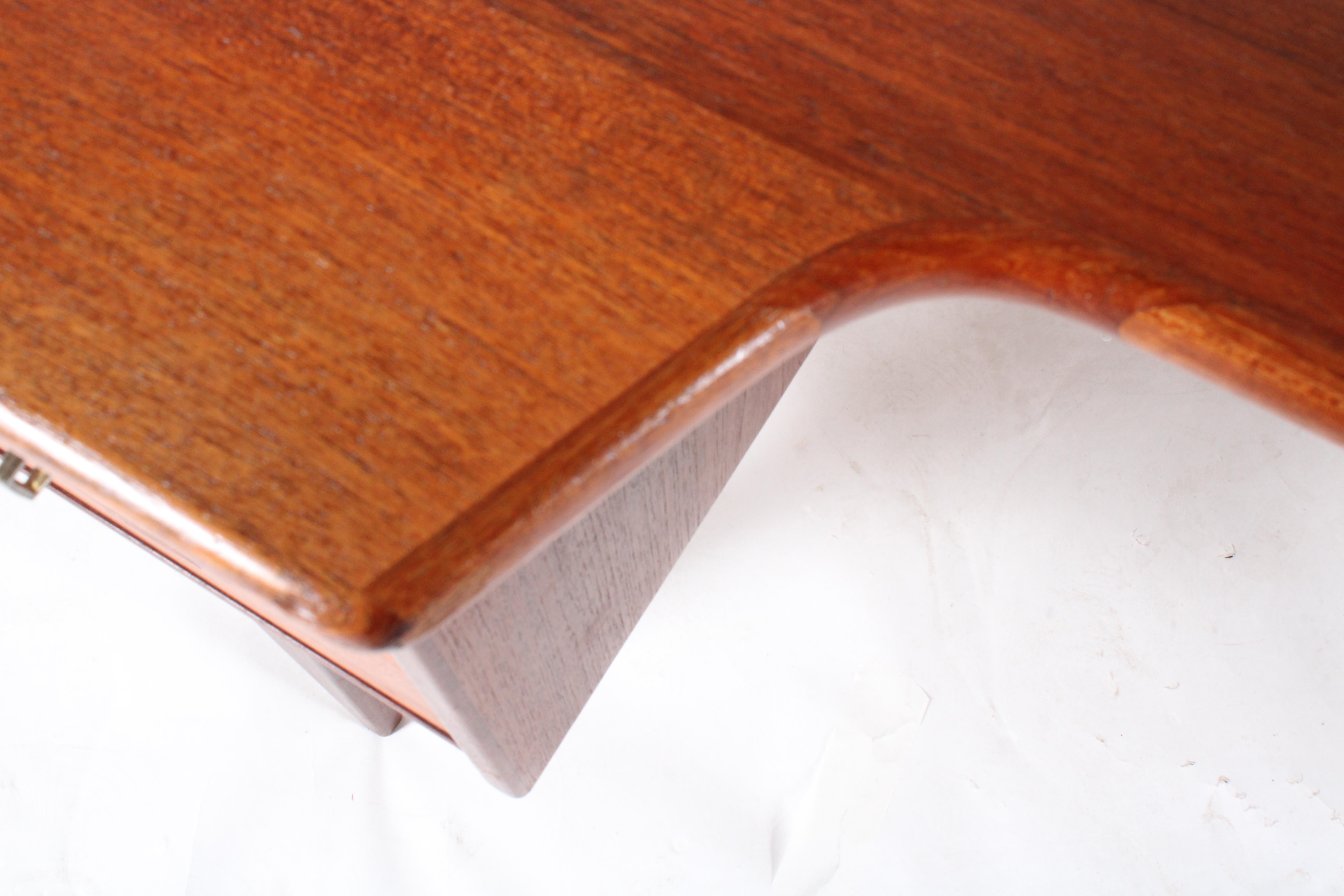 Elegante e raffinata scrivania scandinava di metà secolo a forma di boomerang in vendita 9