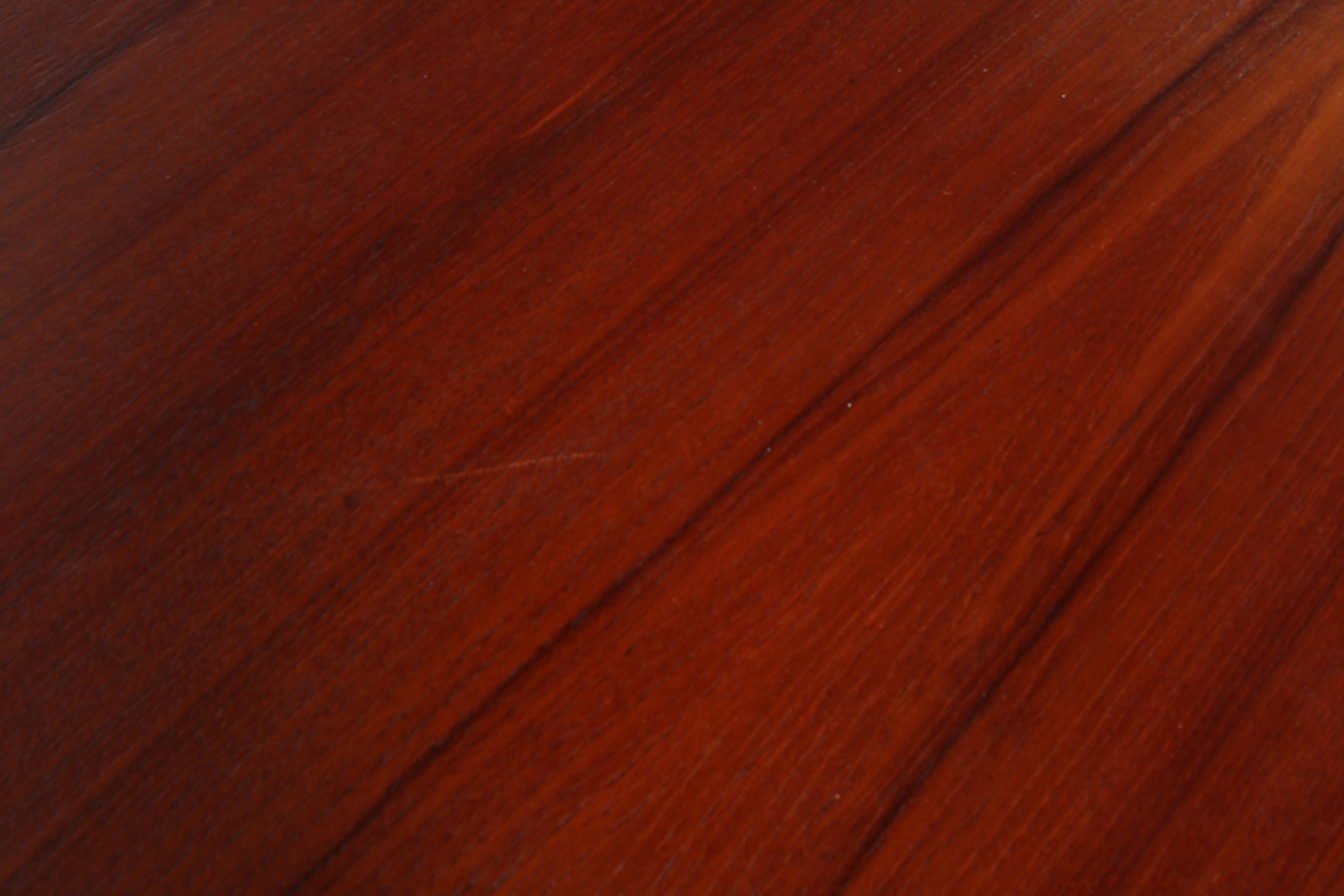 Elegante e raffinata scrivania scandinava di metà secolo a forma di boomerang in vendita 10