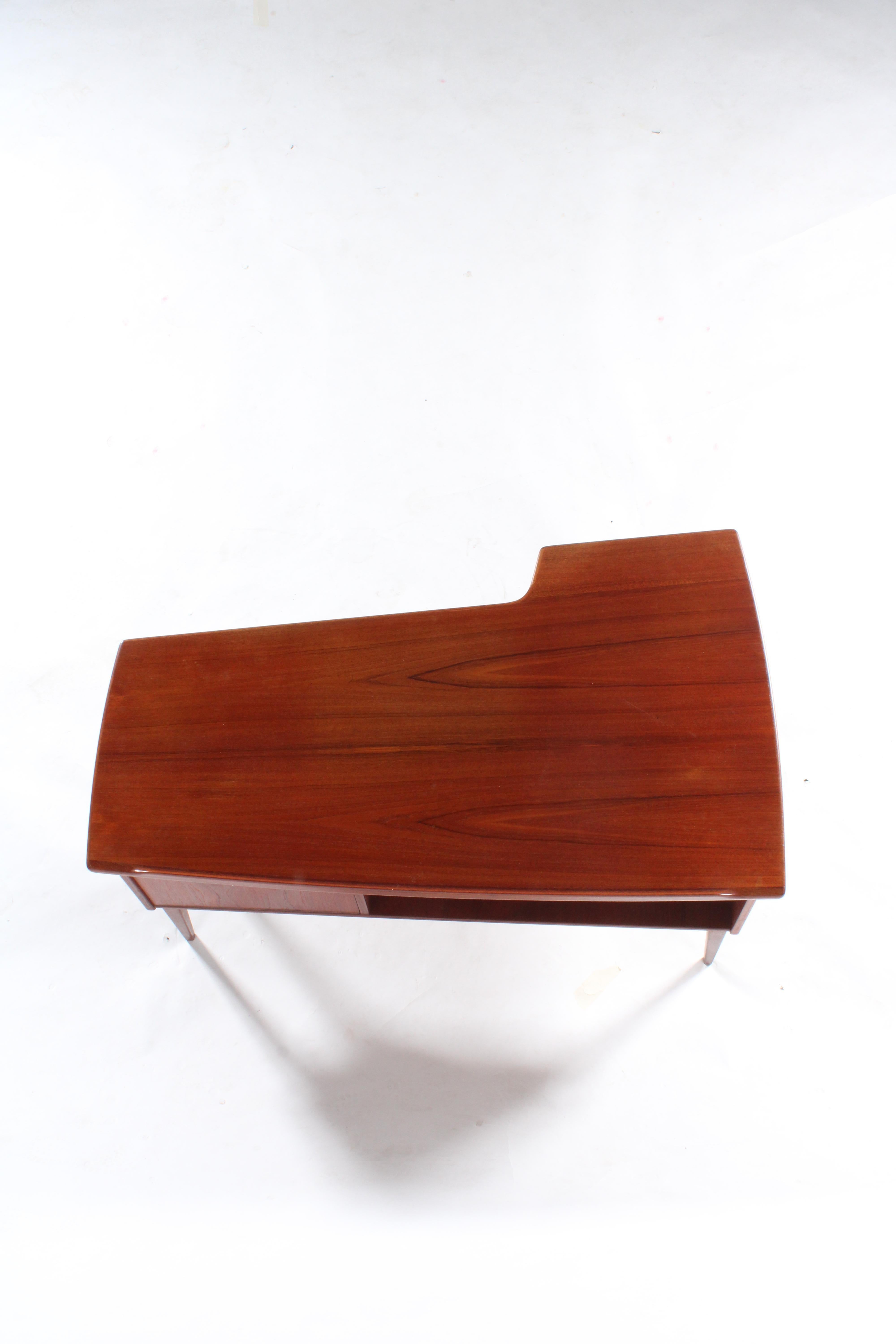 Elegante e raffinata scrivania scandinava di metà secolo a forma di boomerang in vendita 12