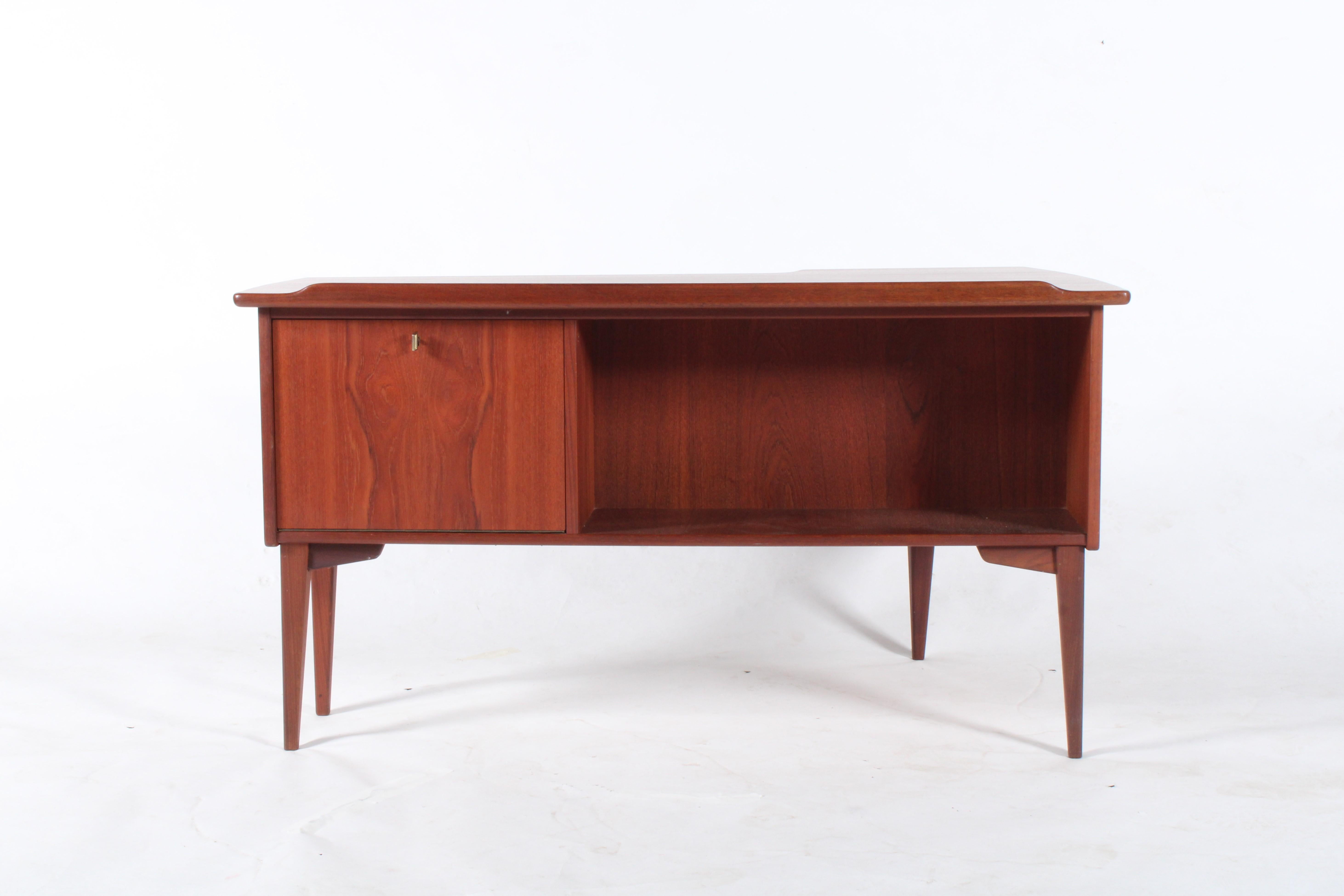 Mid-Century moderno Elegante e raffinata scrivania scandinava di metà secolo a forma di boomerang in vendita