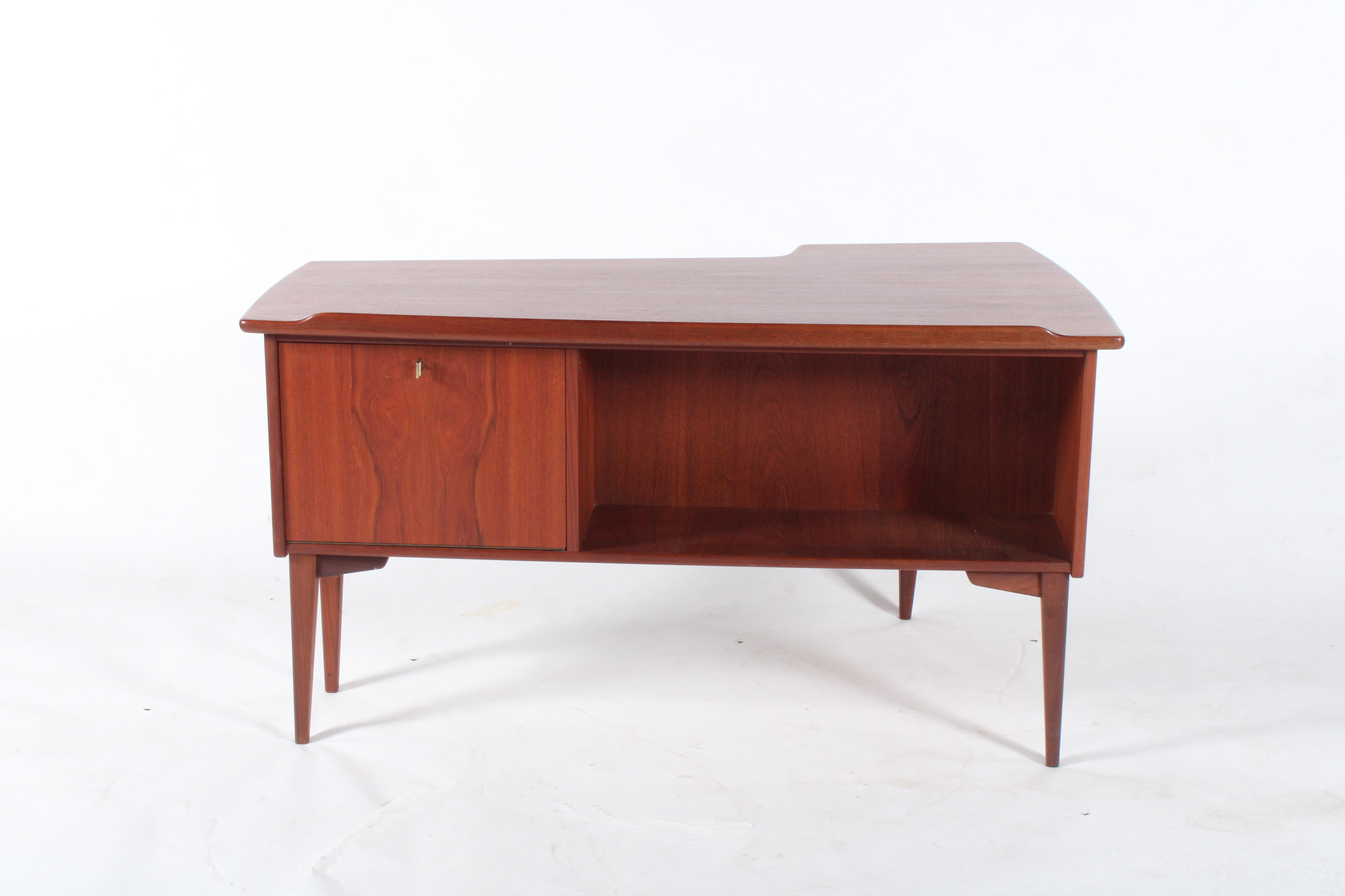Svedese Elegante e raffinata scrivania scandinava di metà secolo a forma di boomerang in vendita