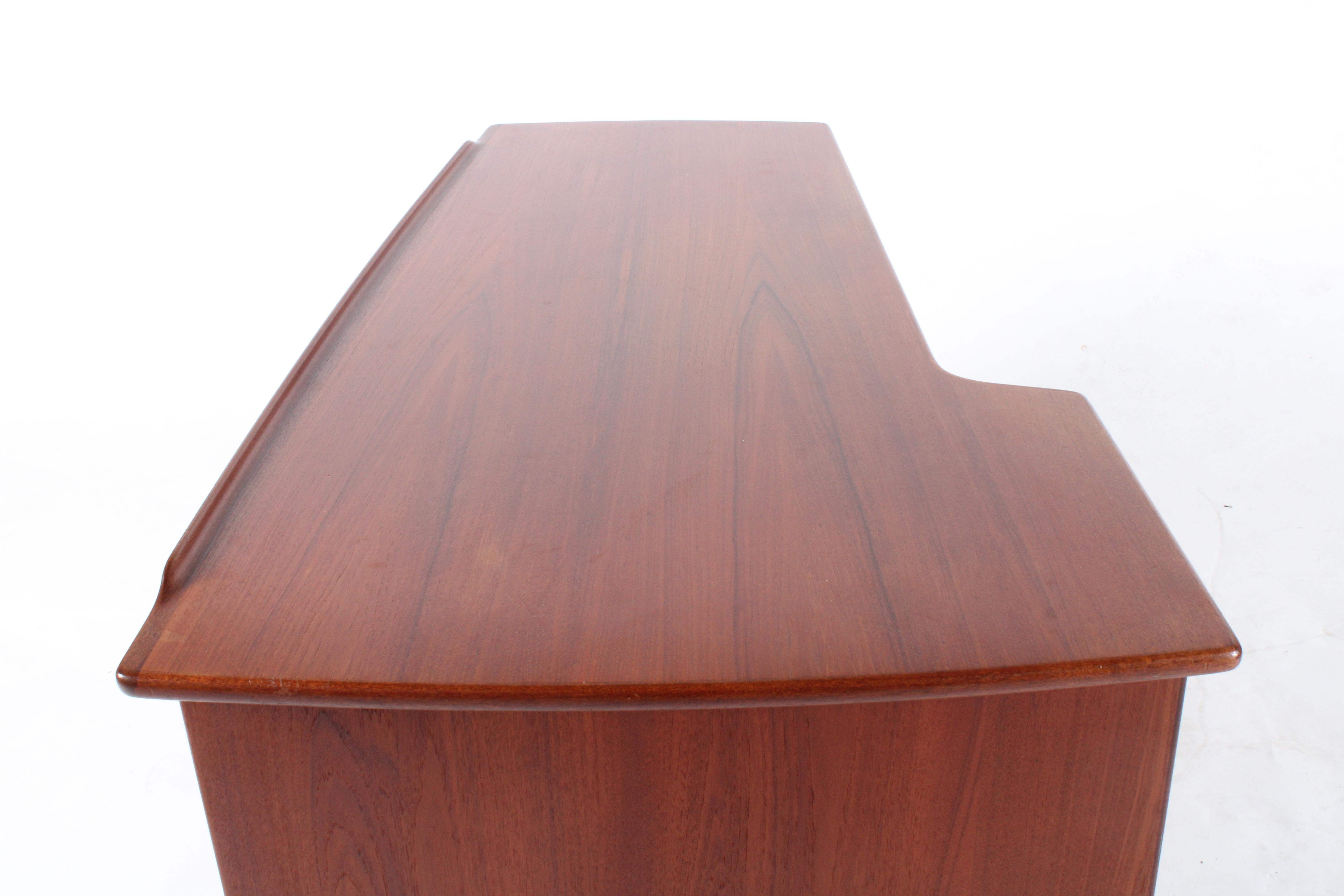 Teak Elegante e raffinata scrivania scandinava di metà secolo a forma di boomerang in vendita