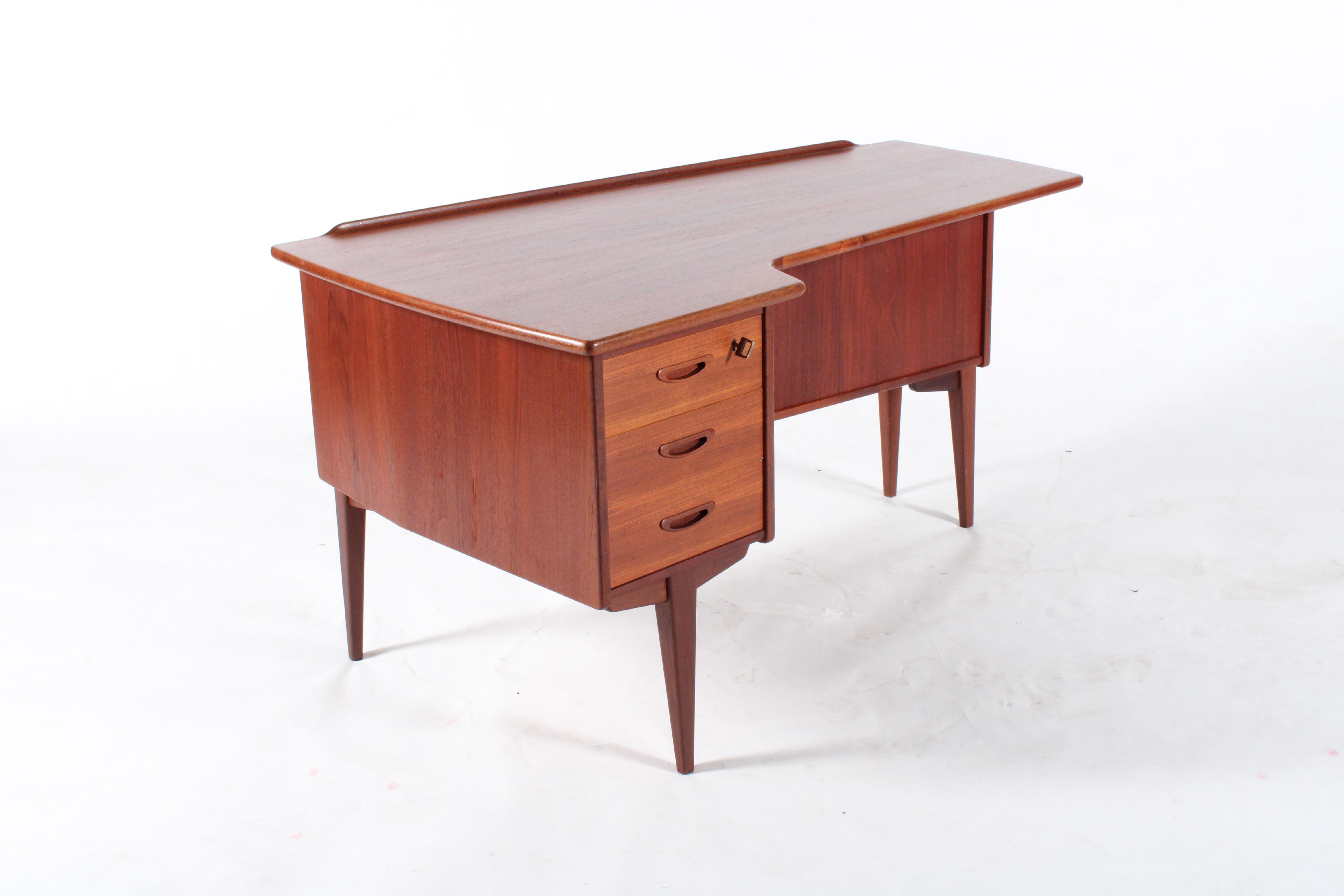 Elegante e raffinata scrivania scandinava di metà secolo a forma di boomerang in vendita 1