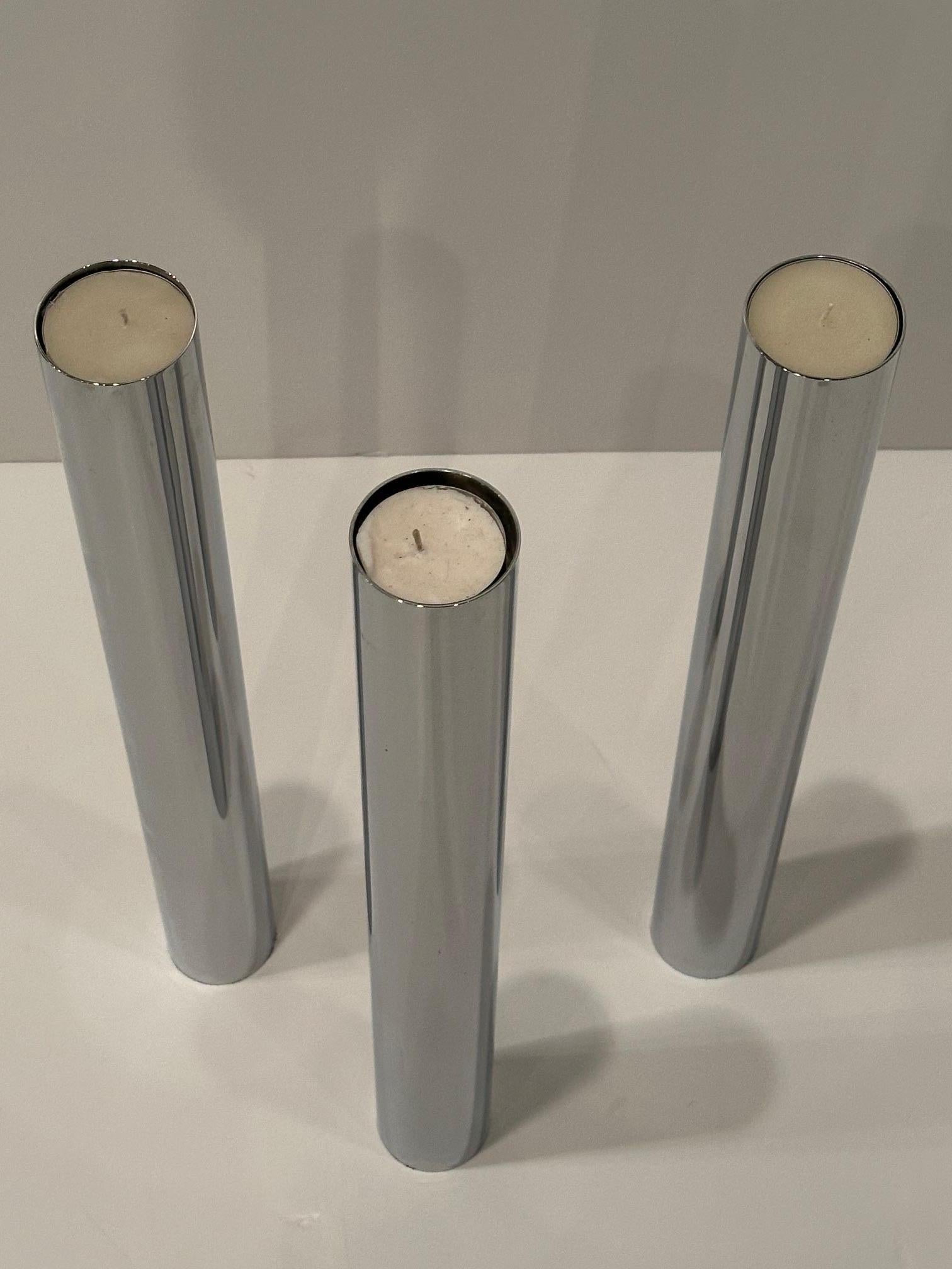 Elegante trío de portavelas de acero inoxidable modernos de mediados de siglo en venta 3
