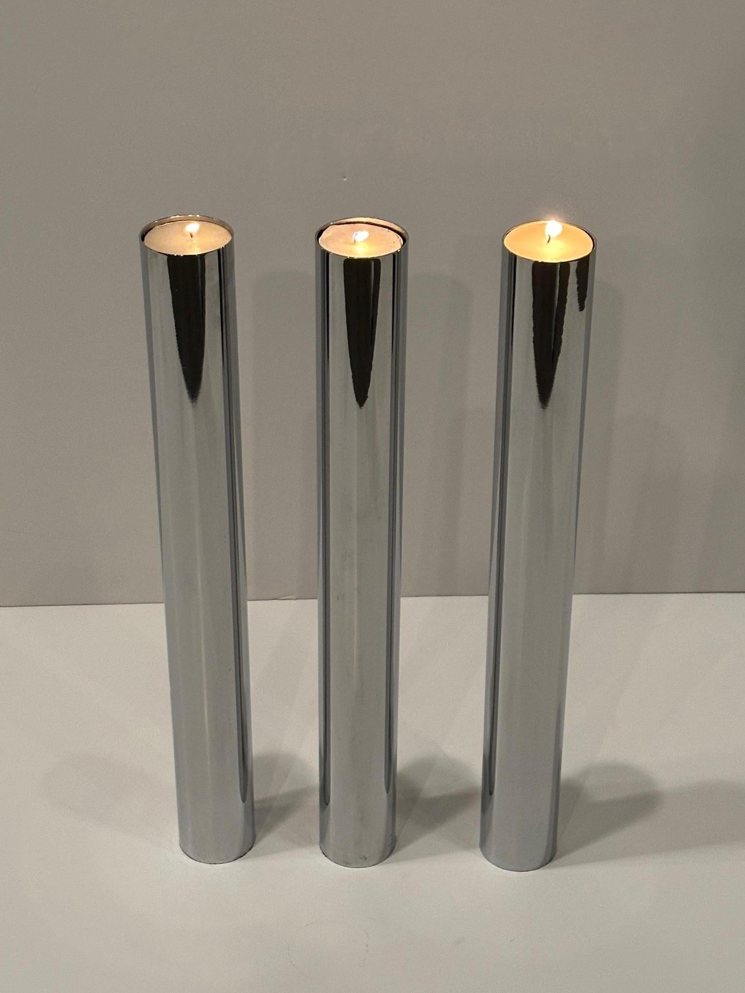 Elegante trío de portavelas de acero inoxidable modernos de mediados de siglo Estadounidense en venta