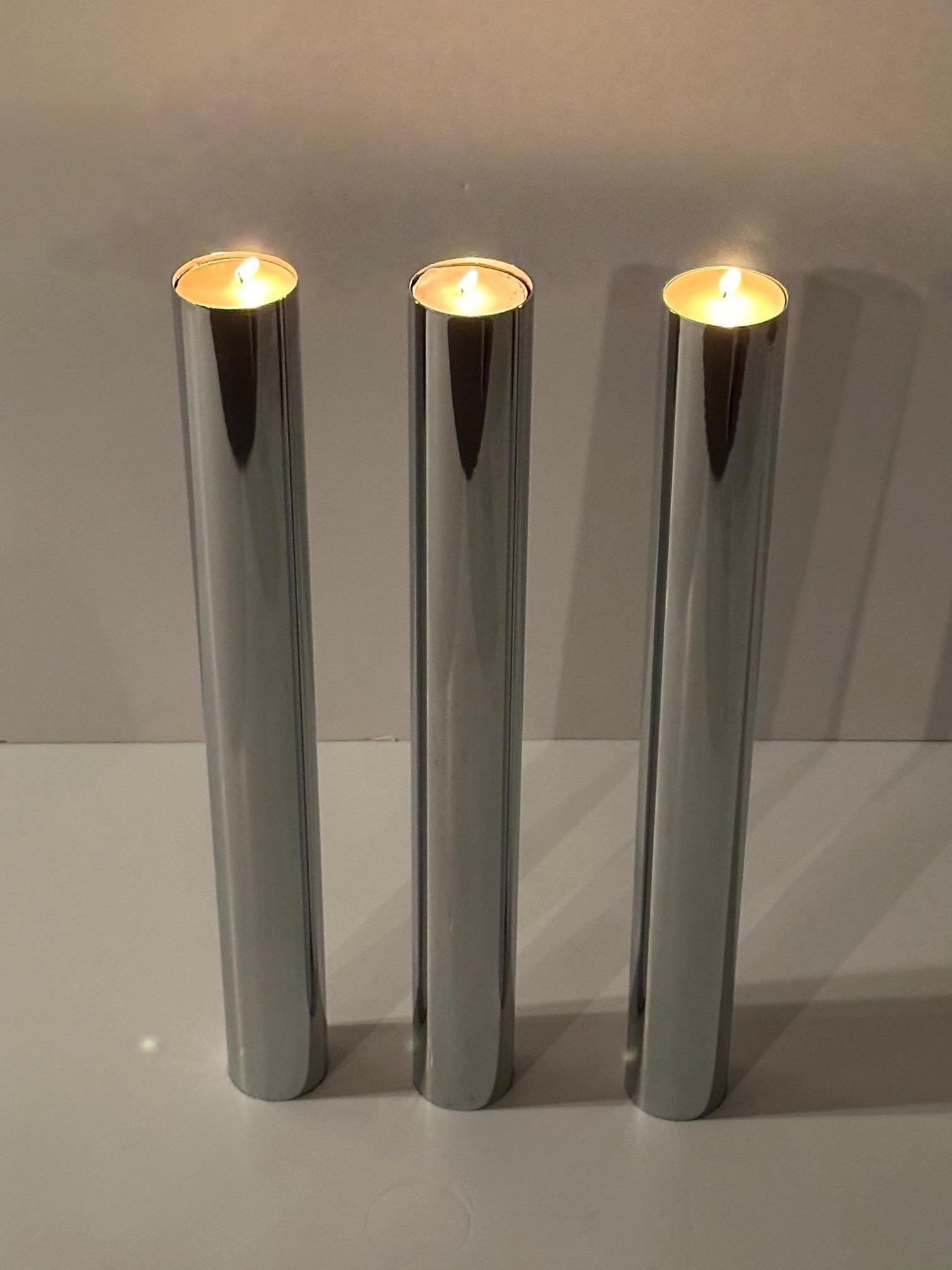 Elegante trío de portavelas de acero inoxidable modernos de mediados de siglo finales del siglo XX en venta