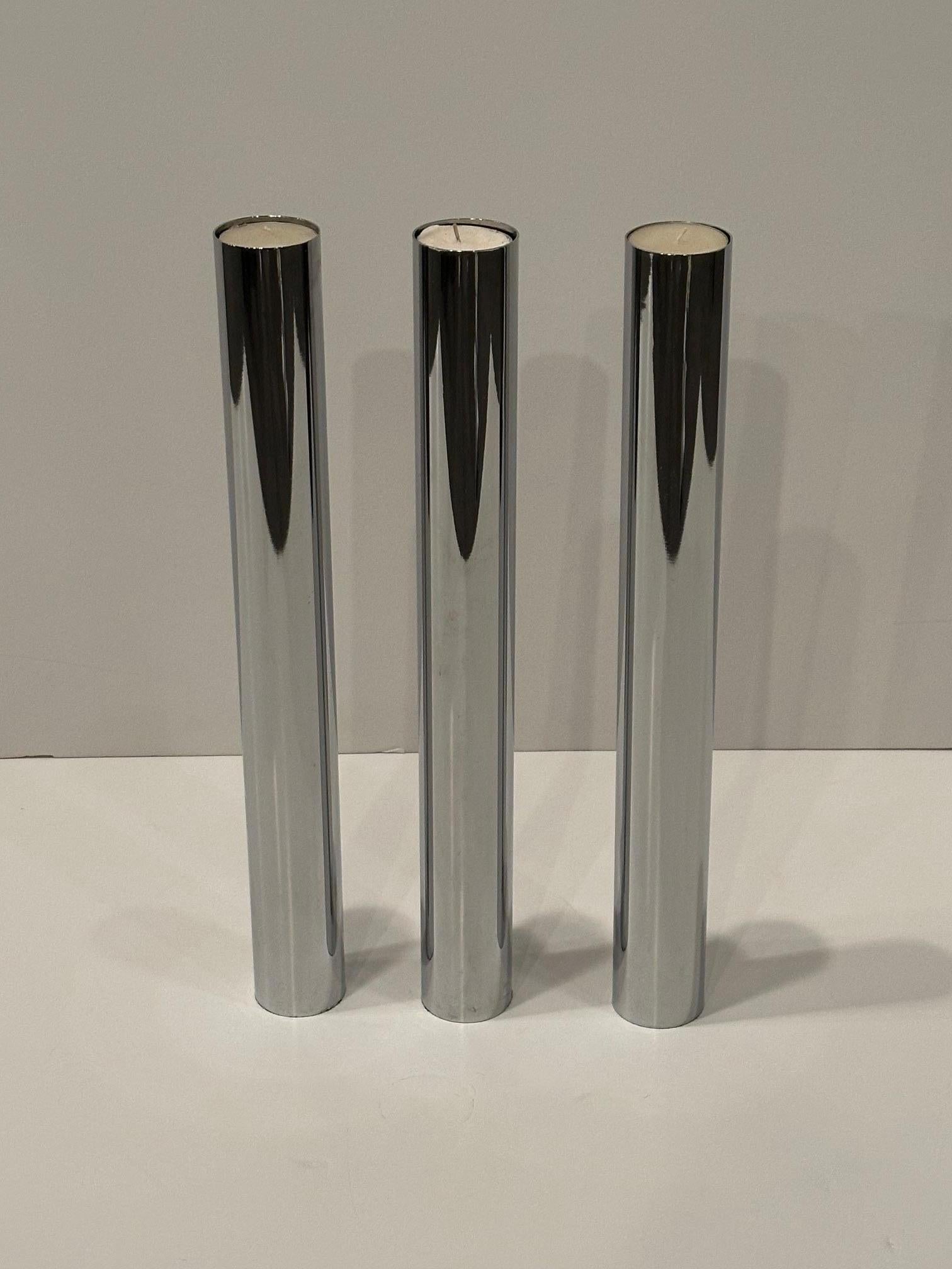 Elegante trío de portavelas de acero inoxidable modernos de mediados de siglo Acero inoxidable en venta