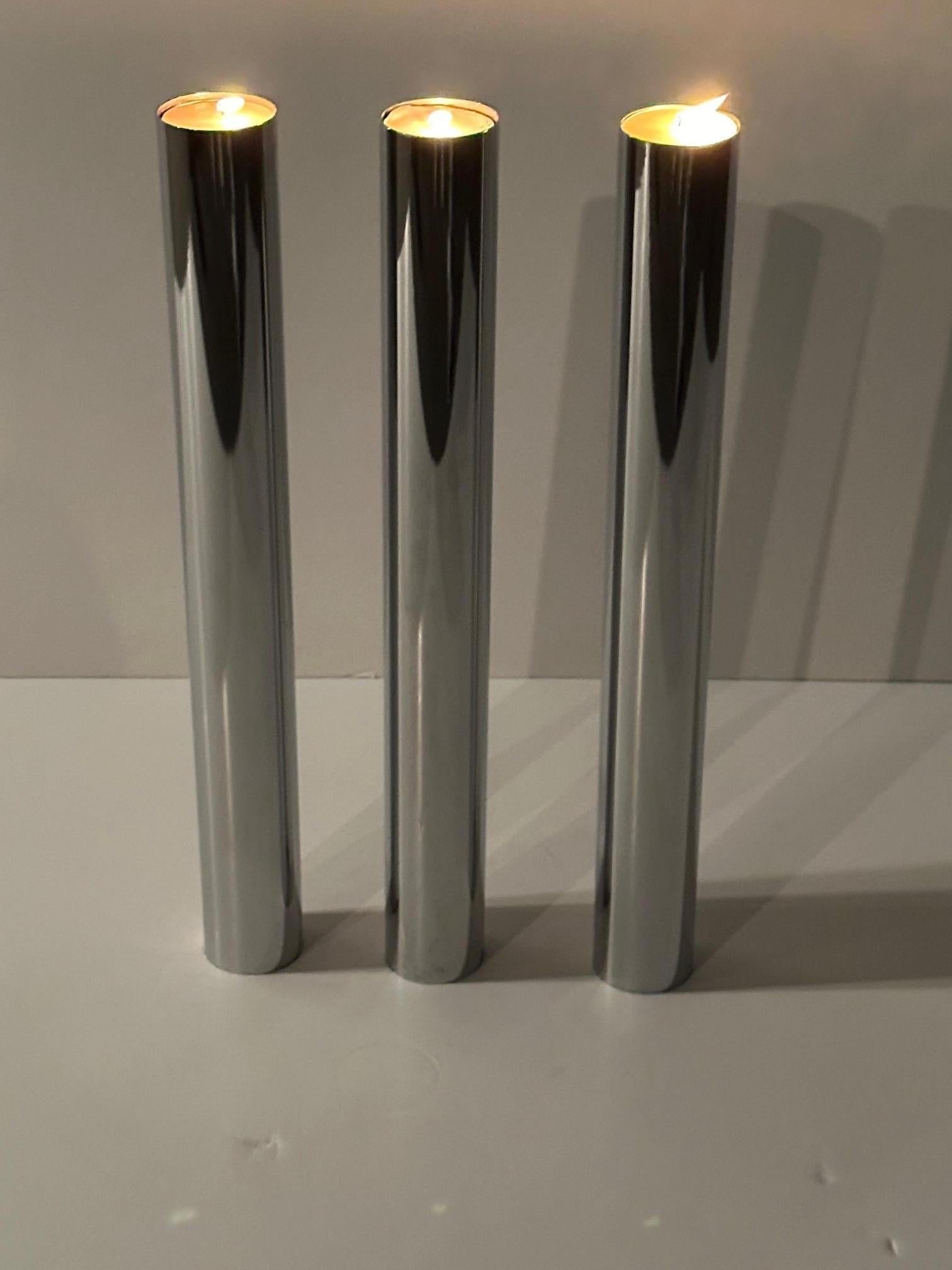 Elegante trío de portavelas de acero inoxidable modernos de mediados de siglo en venta 1