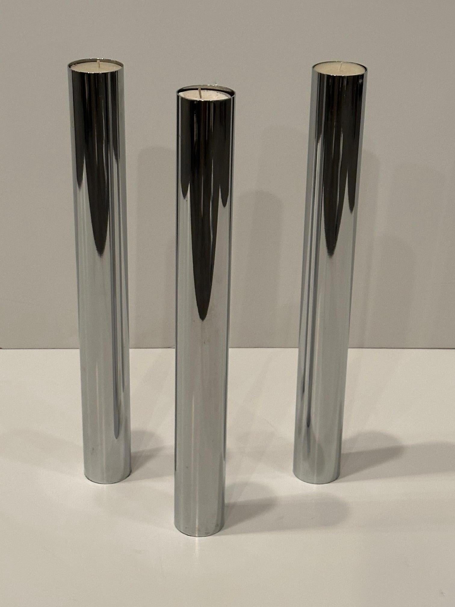 Elegante trío de portavelas de acero inoxidable modernos de mediados de siglo en venta 2