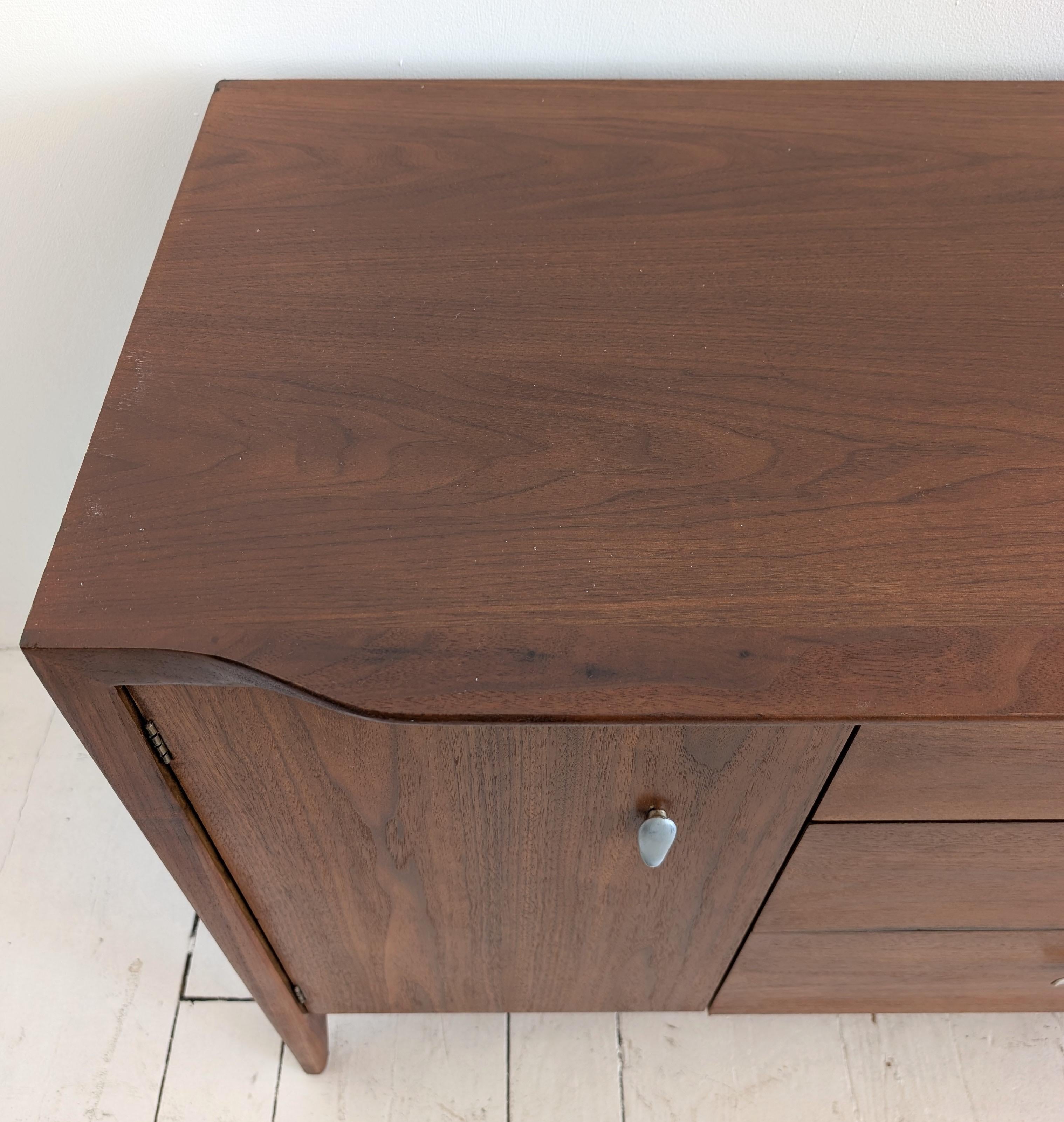 Élégant buffet vintage en noyer du milieu du siècle A.Profiles, John Van Koert, Irexel 1960s en vente 3