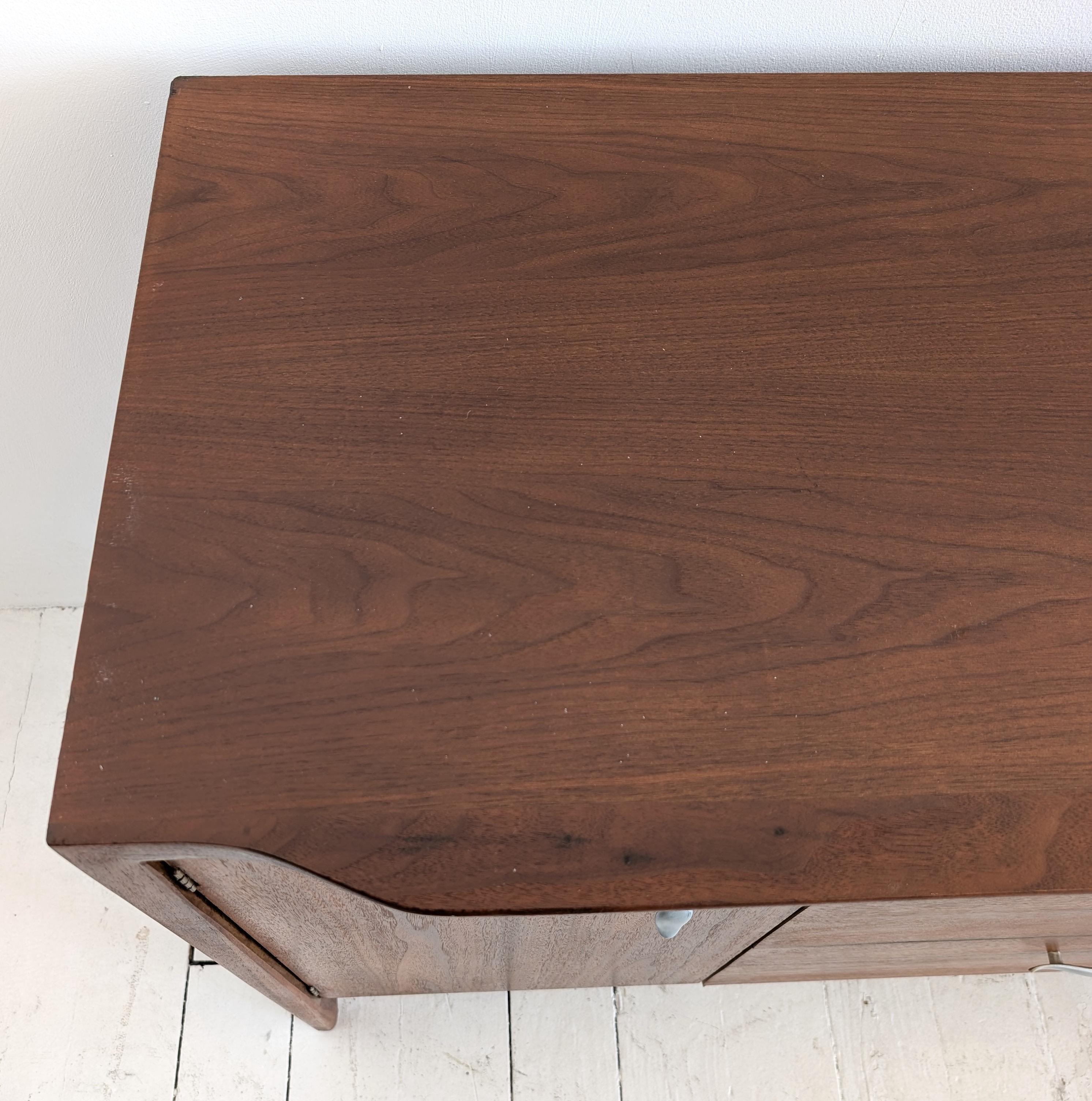 Élégant buffet vintage en noyer du milieu du siècle A.Profiles, John Van Koert, Irexel 1960s en vente 4