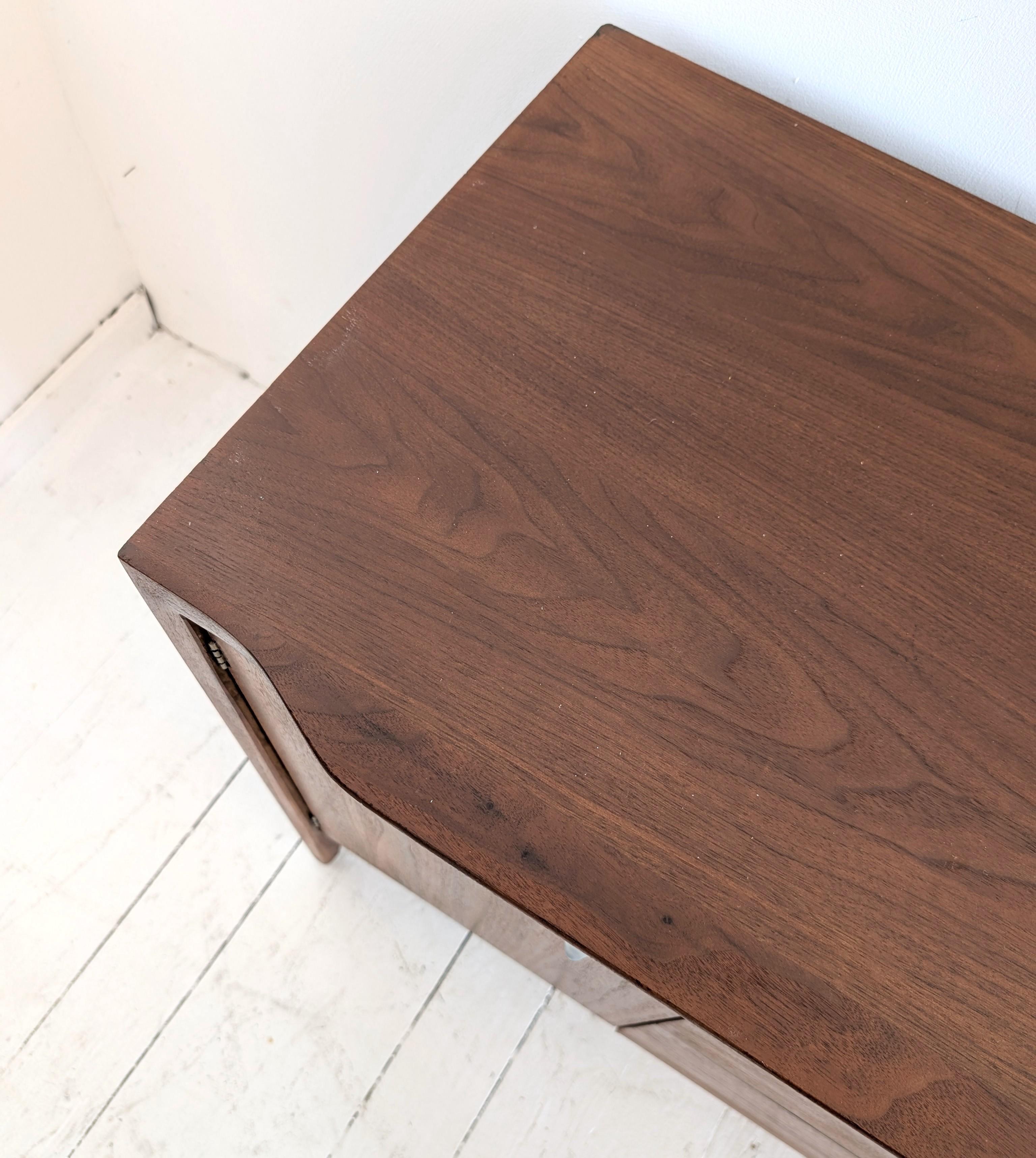 Élégant buffet vintage en noyer du milieu du siècle A.Profiles, John Van Koert, Irexel 1960s en vente 5