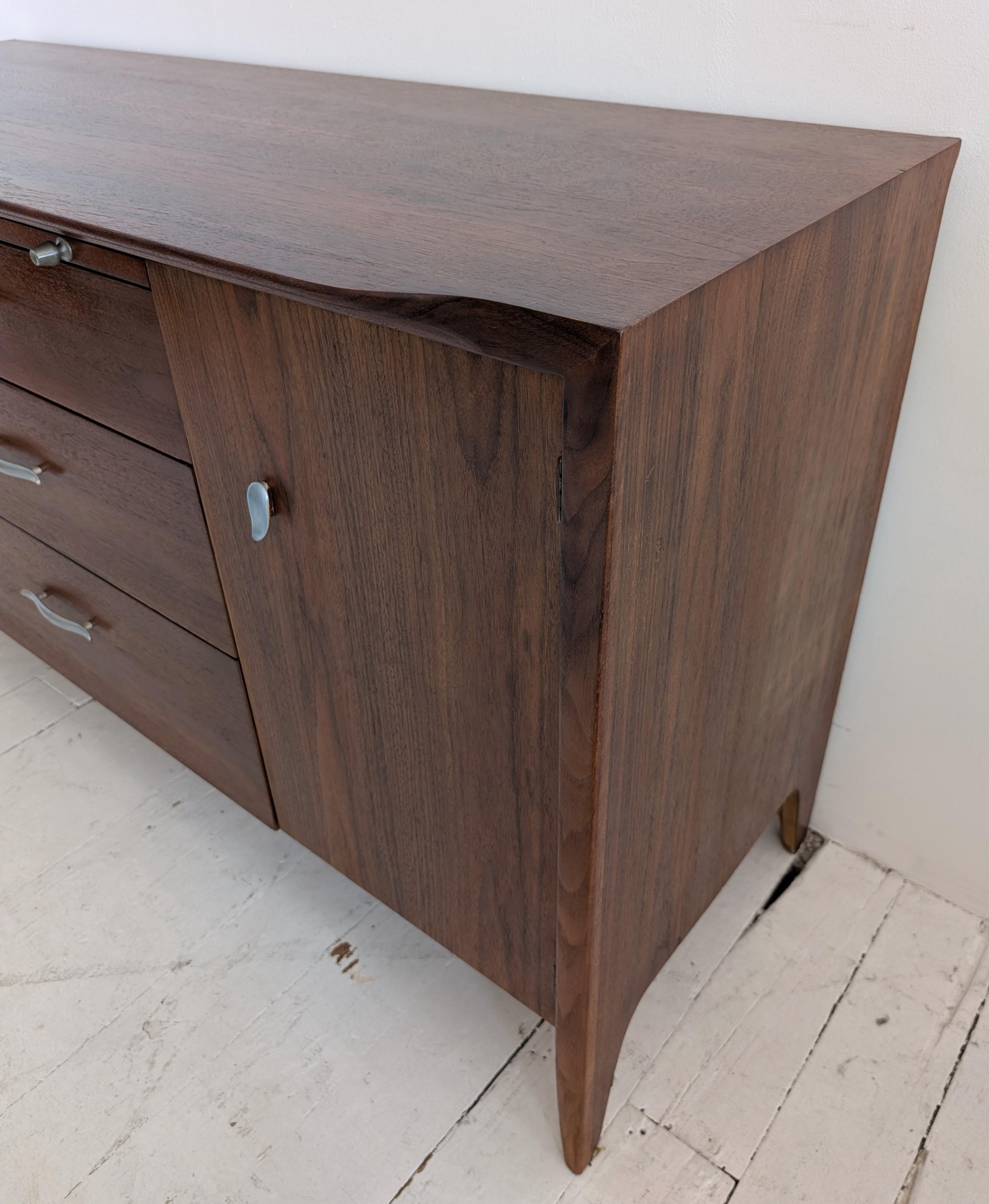 Élégant buffet vintage en noyer du milieu du siècle A.Profiles, John Van Koert, Irexel 1960s en vente 7