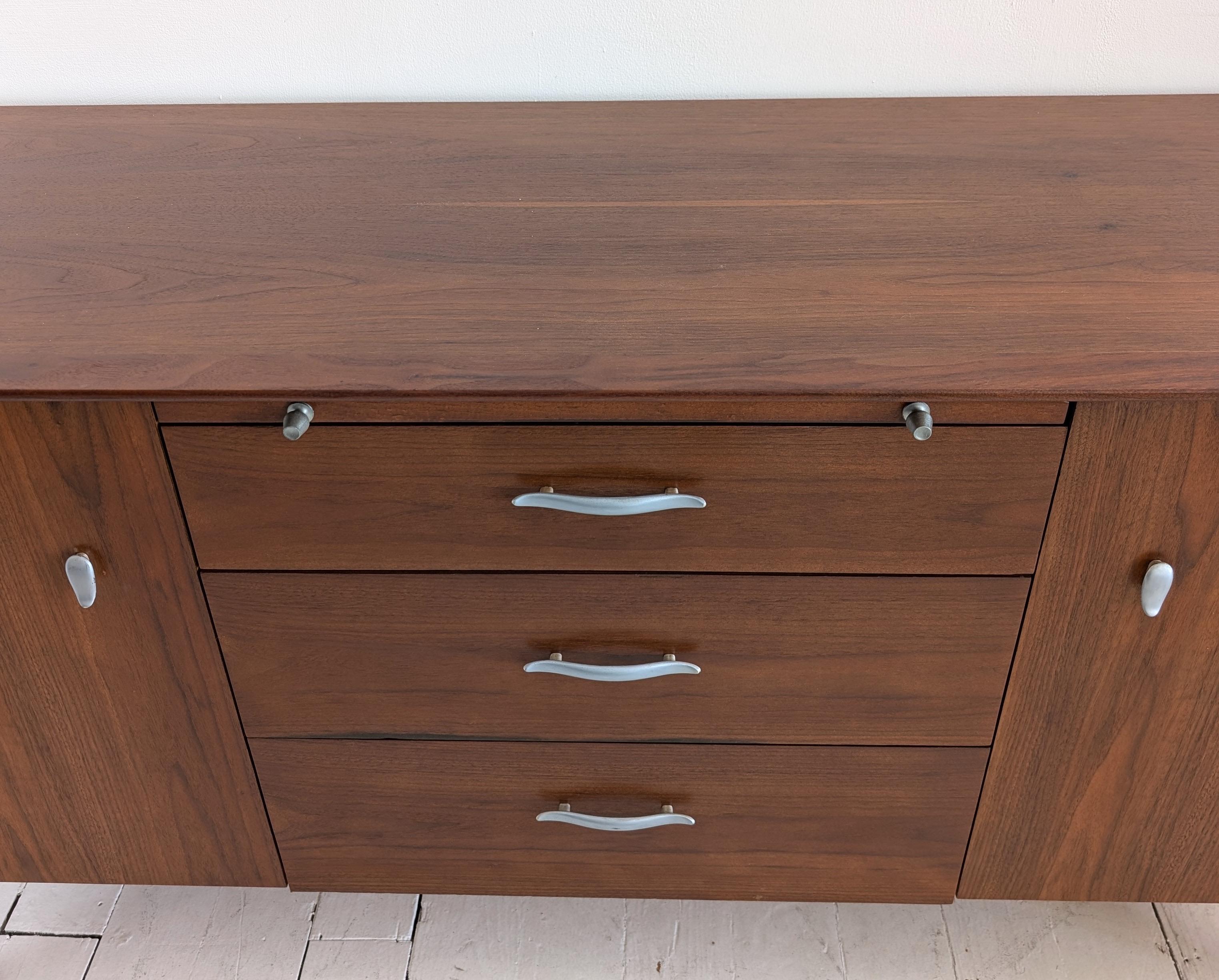 Élégant buffet vintage en noyer du milieu du siècle A.Profiles, John Van Koert, Irexel 1960s en vente 8