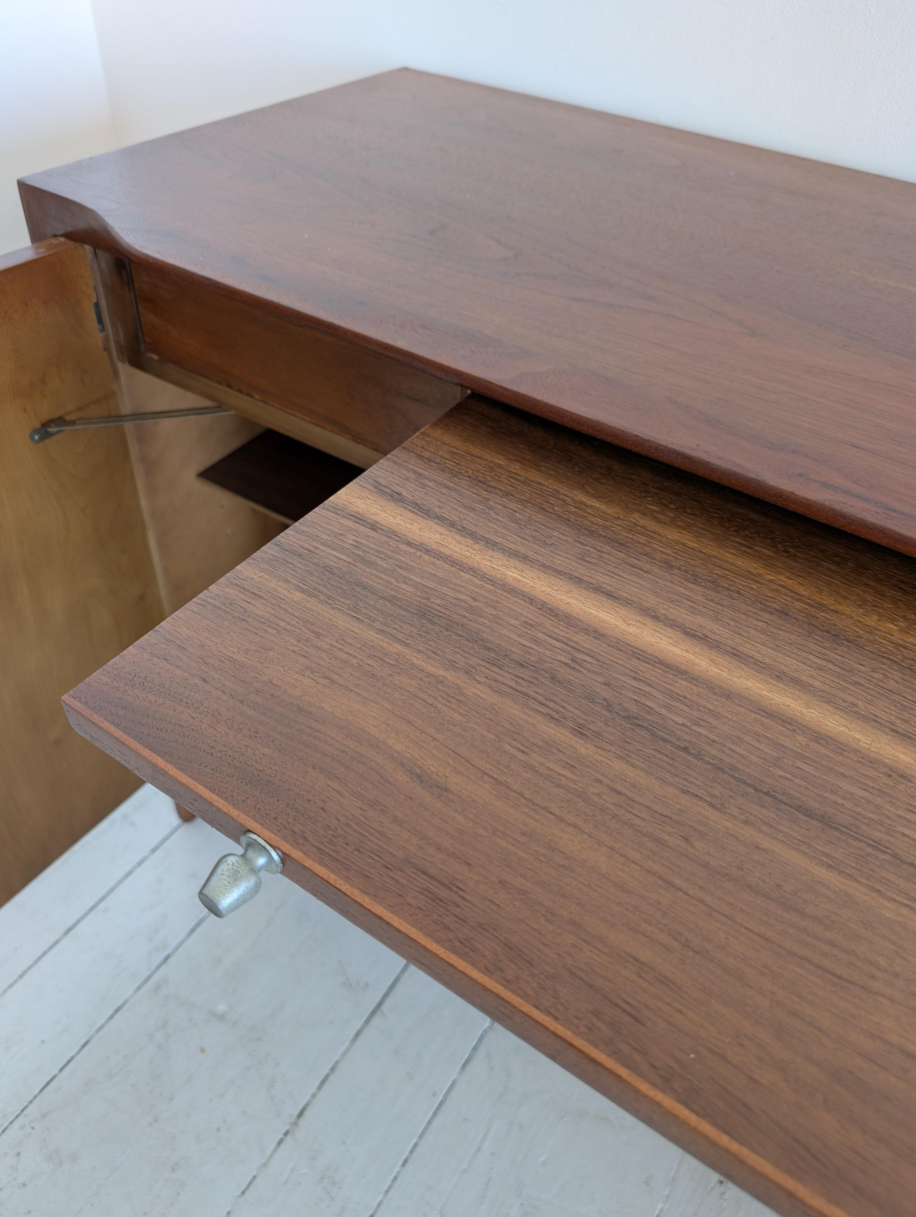 Élégant buffet vintage en noyer du milieu du siècle A.Profiles, John Van Koert, Irexel 1960s en vente 9