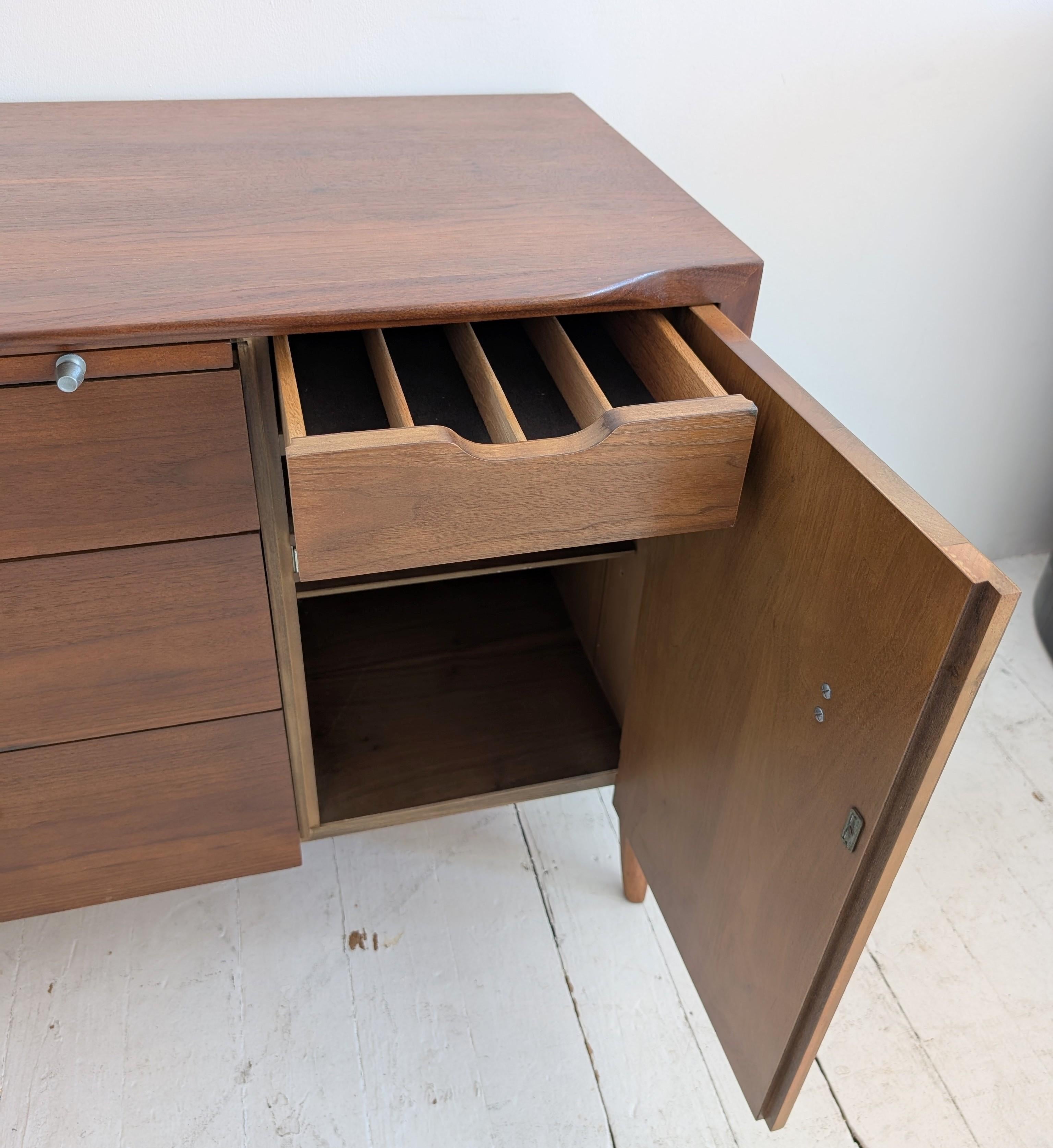 Élégant buffet vintage en noyer du milieu du siècle A.Profiles, John Van Koert, Irexel 1960s en vente 10