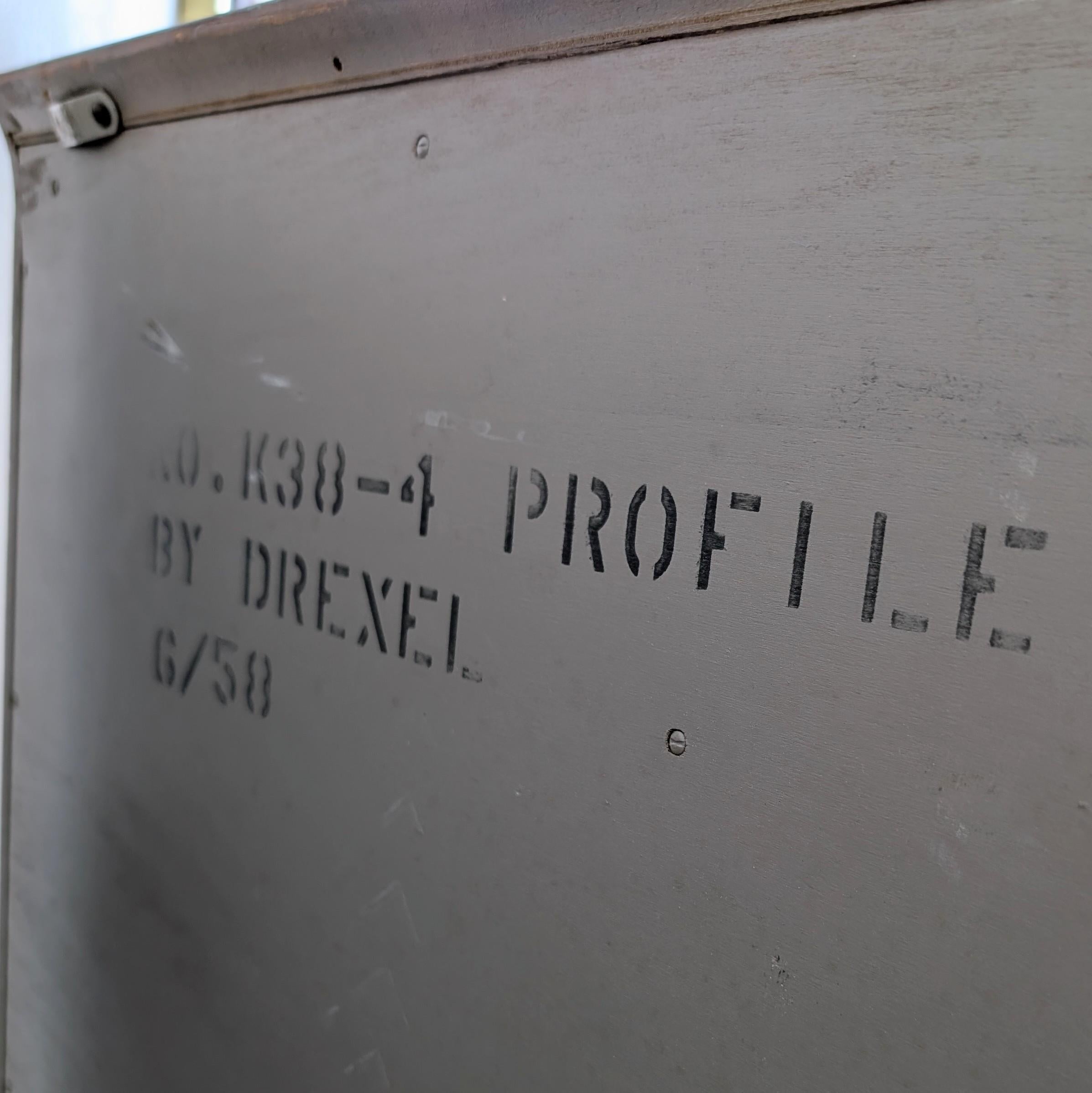 Élégant buffet vintage en noyer du milieu du siècle A.Profiles, John Van Koert, Irexel 1960s en vente 11