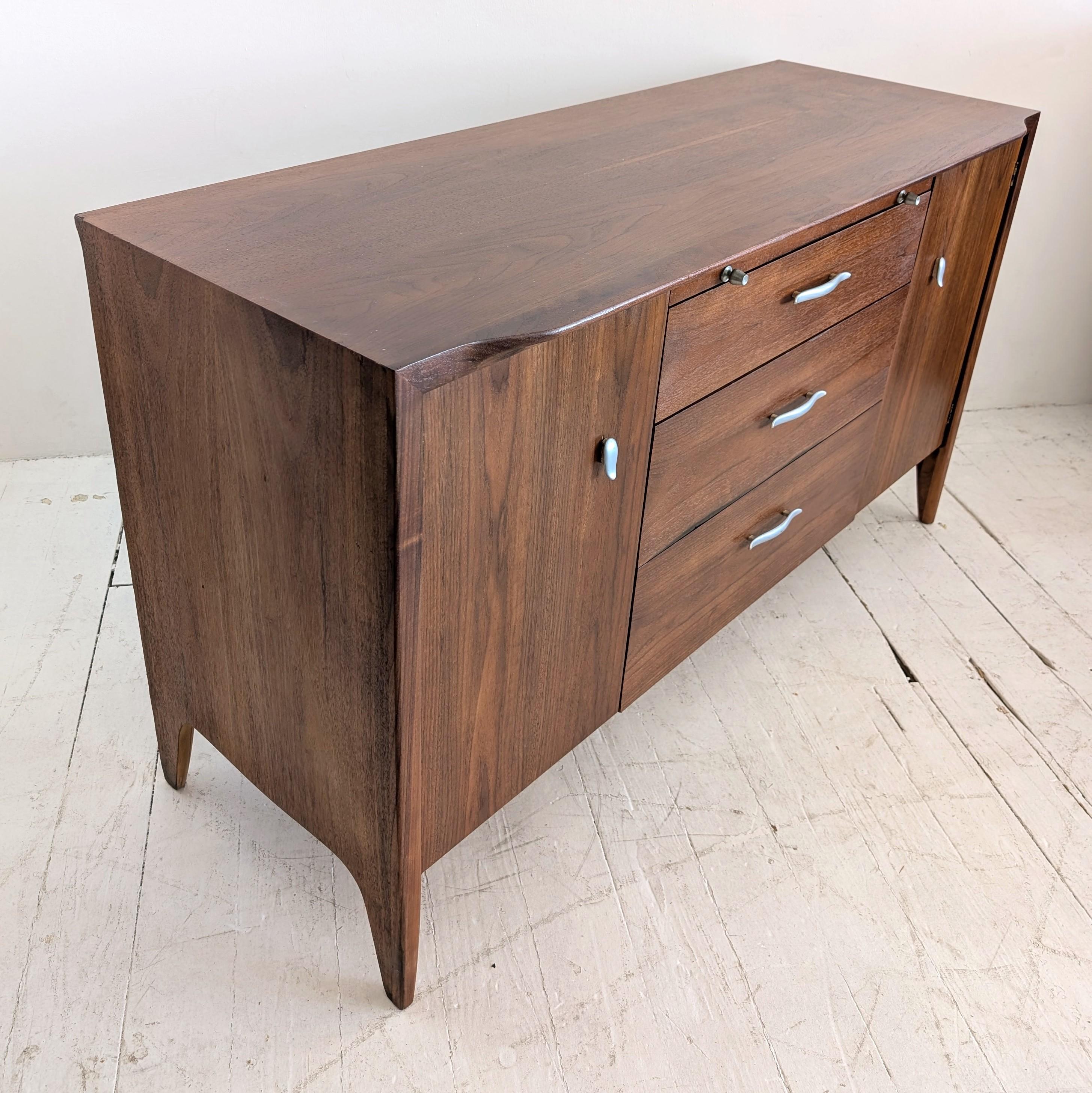 Mid-Century Modern Élégant buffet vintage en noyer du milieu du siècle A.Profiles, John Van Koert, Irexel 1960s en vente
