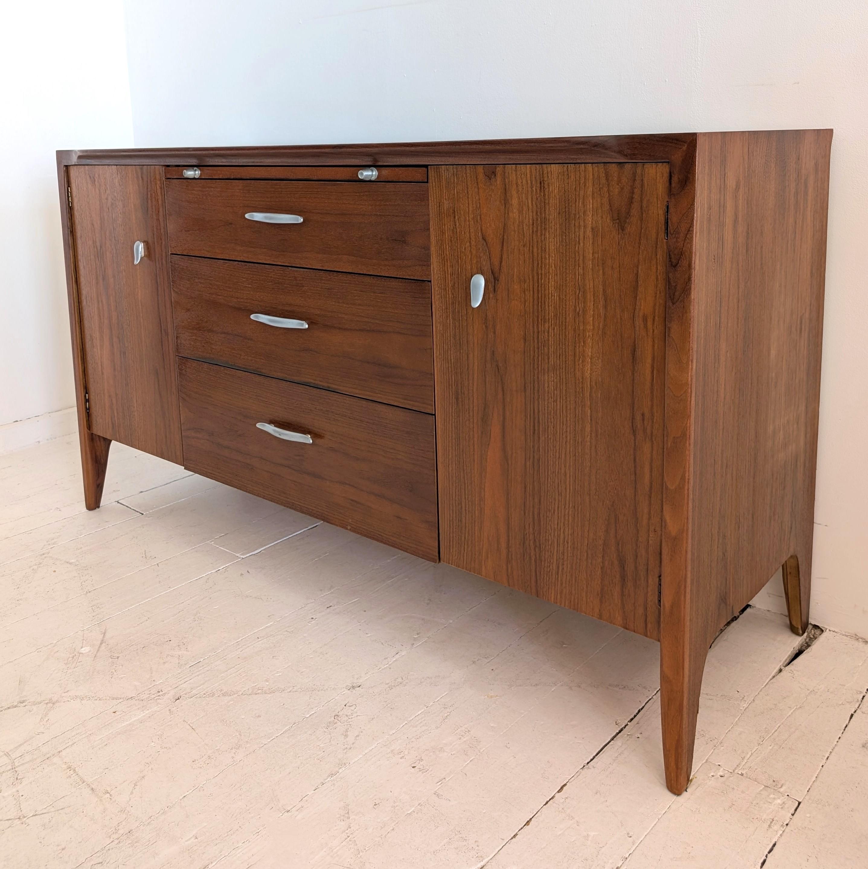 Américain Élégant buffet vintage en noyer du milieu du siècle A.Profiles, John Van Koert, Irexel 1960s en vente
