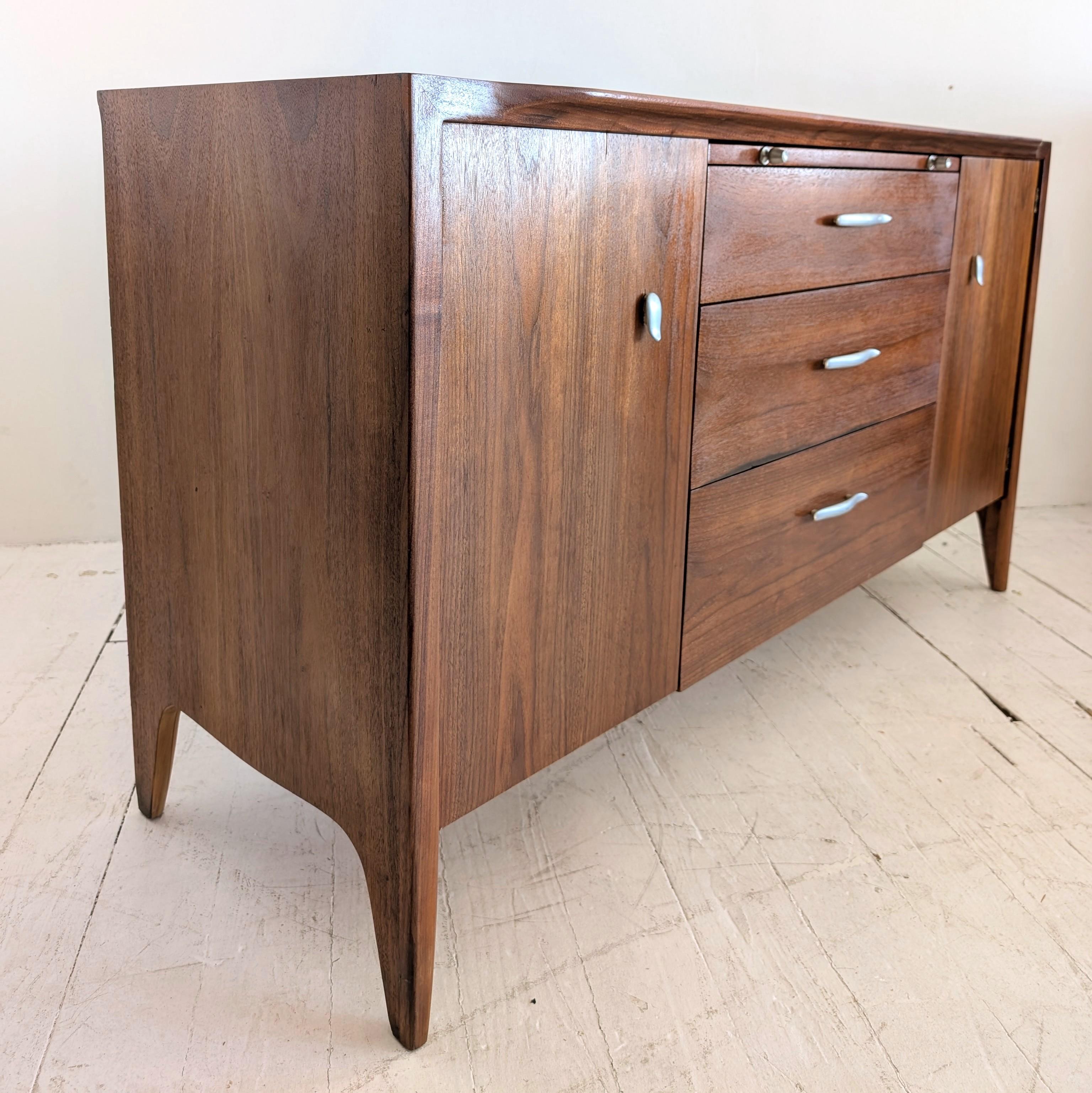 Élégant buffet vintage en noyer du milieu du siècle A.Profiles, John Van Koert, Irexel 1960s Bon état - En vente à Hastings, GB