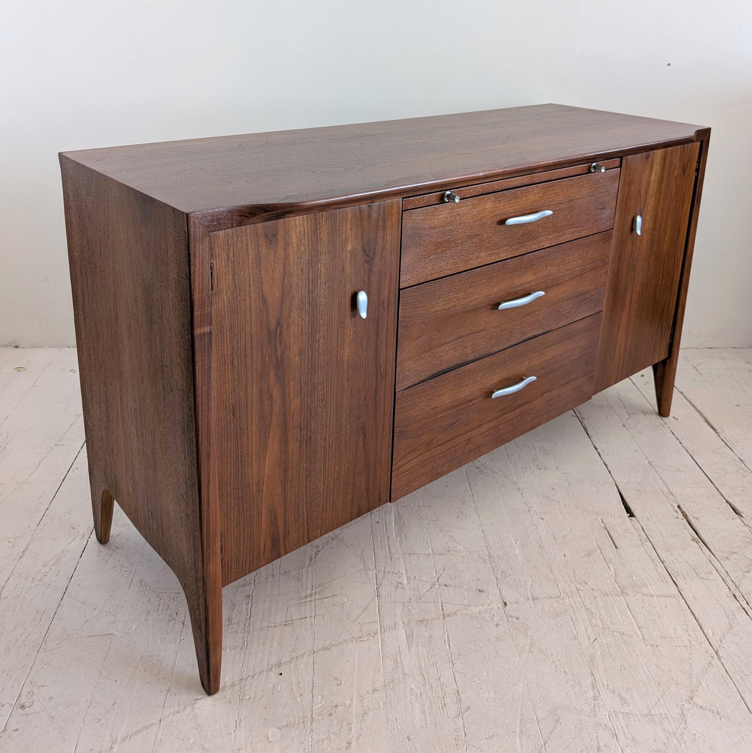 20ième siècle Élégant buffet vintage en noyer du milieu du siècle A.Profiles, John Van Koert, Irexel 1960s en vente