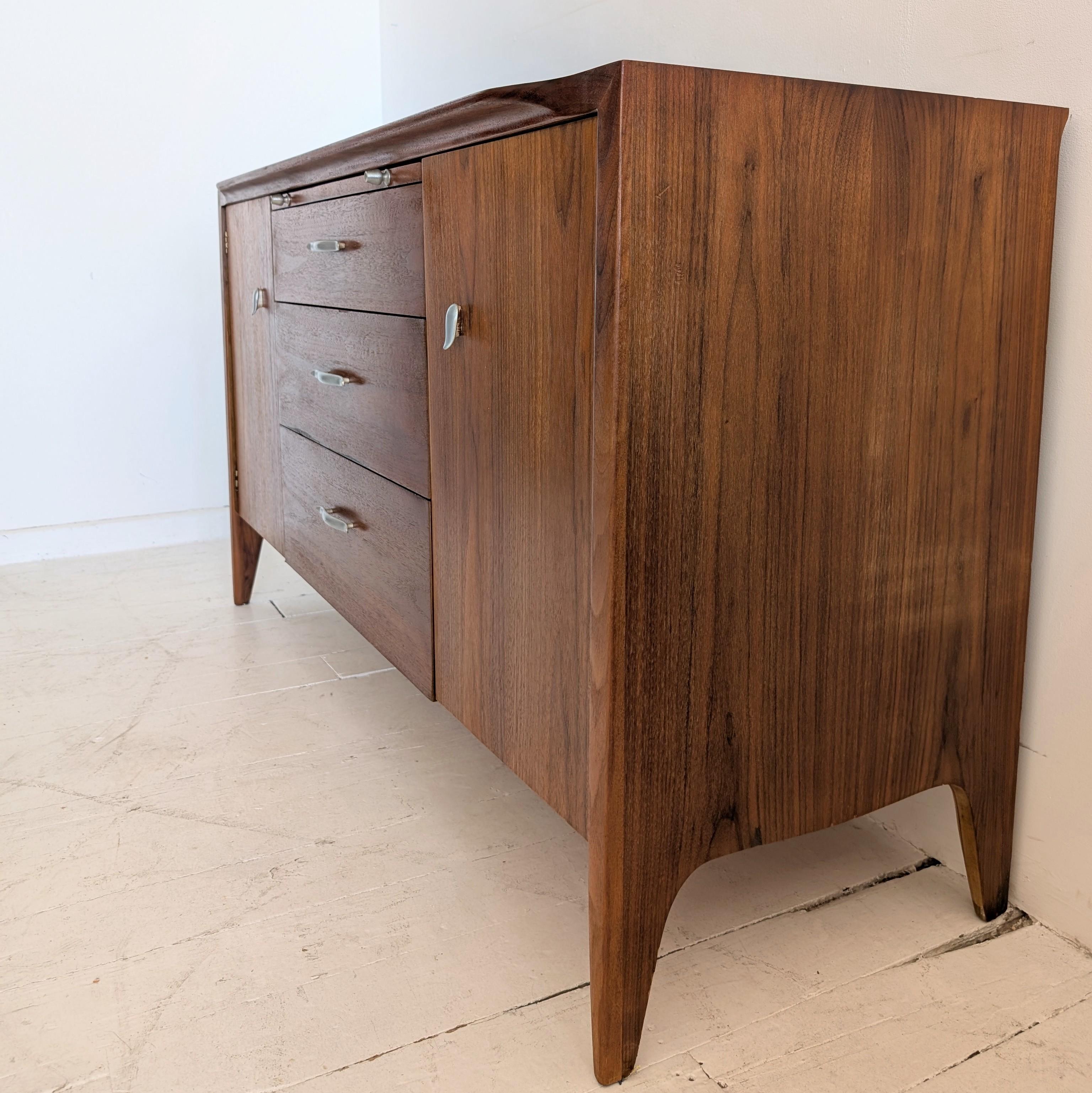 Métal Élégant buffet vintage en noyer du milieu du siècle A.Profiles, John Van Koert, Irexel 1960s en vente