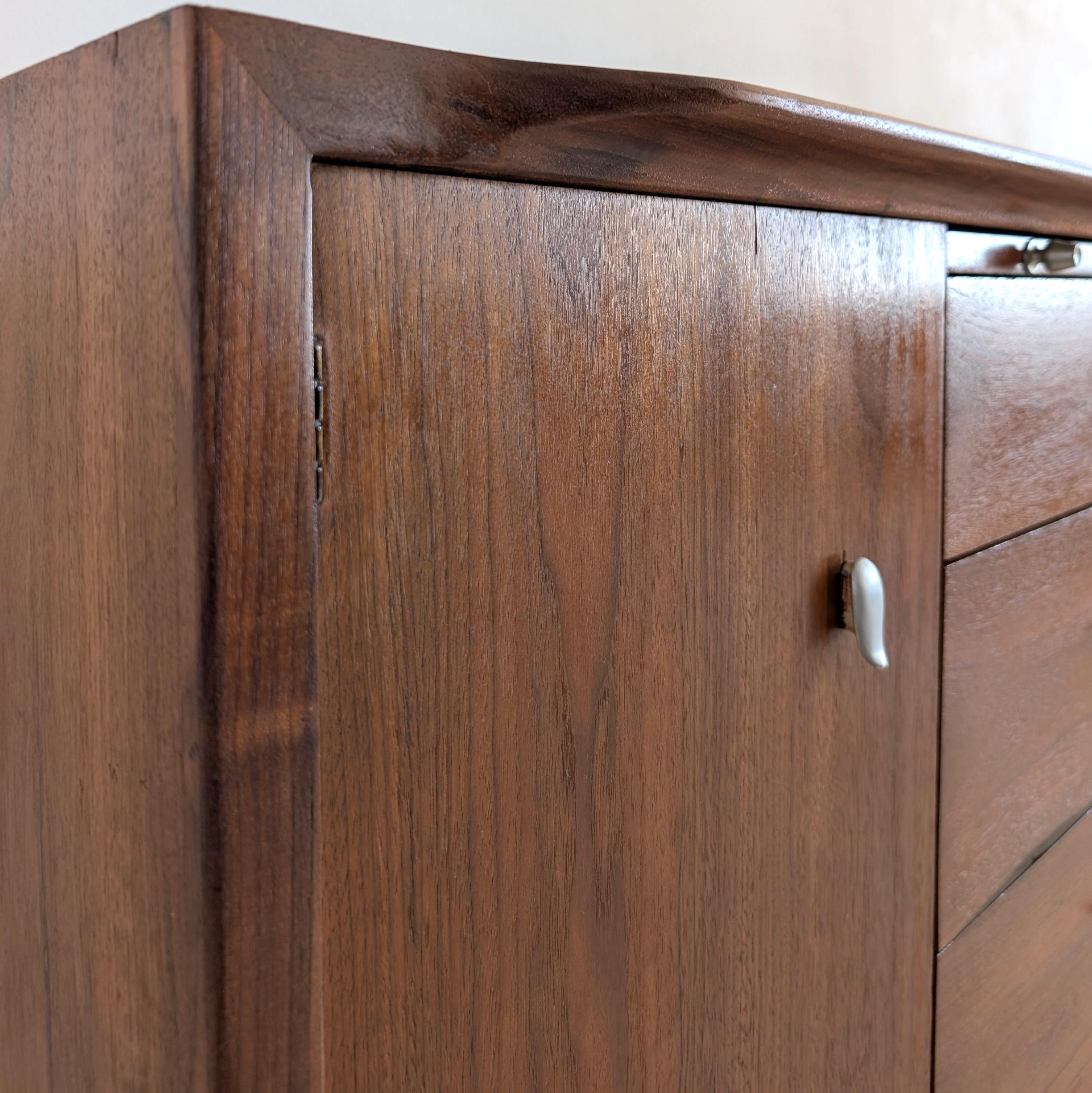 Élégant buffet vintage en noyer du milieu du siècle A.Profiles, John Van Koert, Irexel 1960s en vente 1