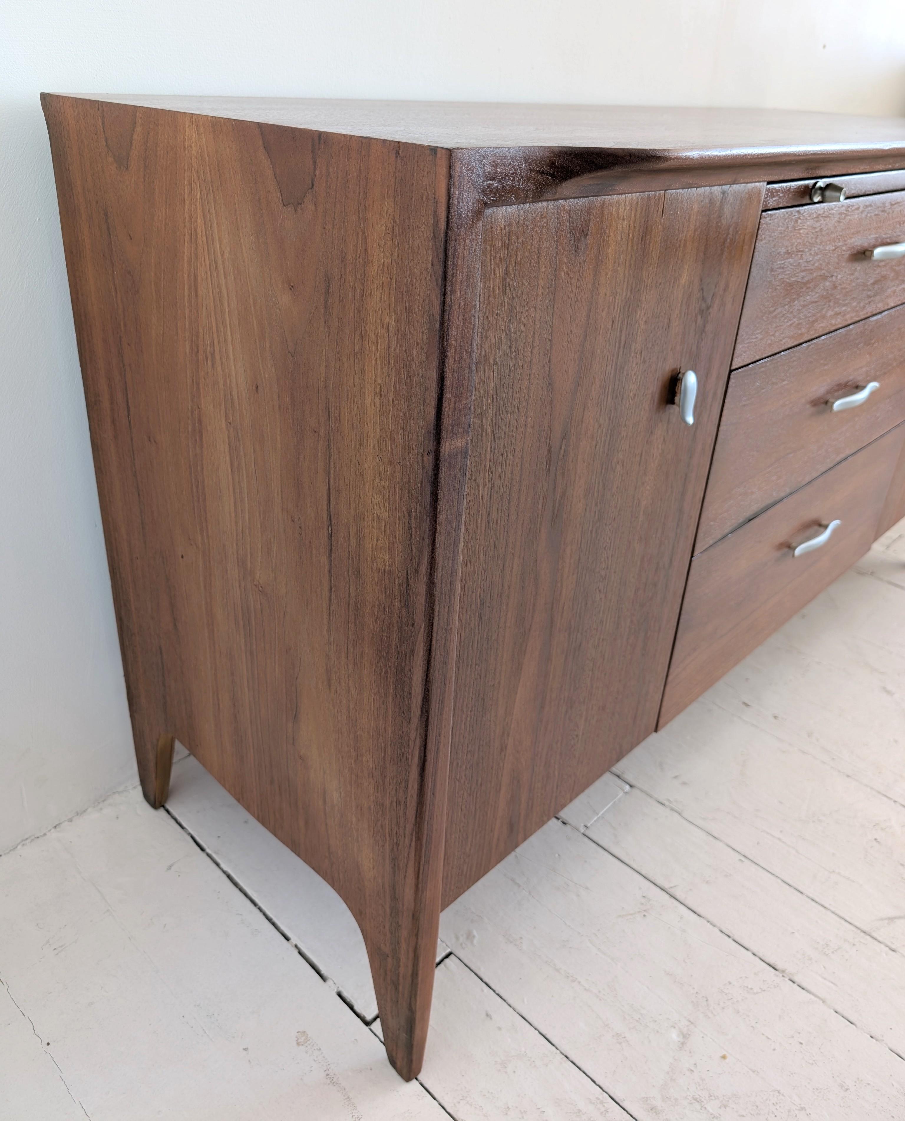 Élégant buffet vintage en noyer du milieu du siècle A.Profiles, John Van Koert, Irexel 1960s en vente 2