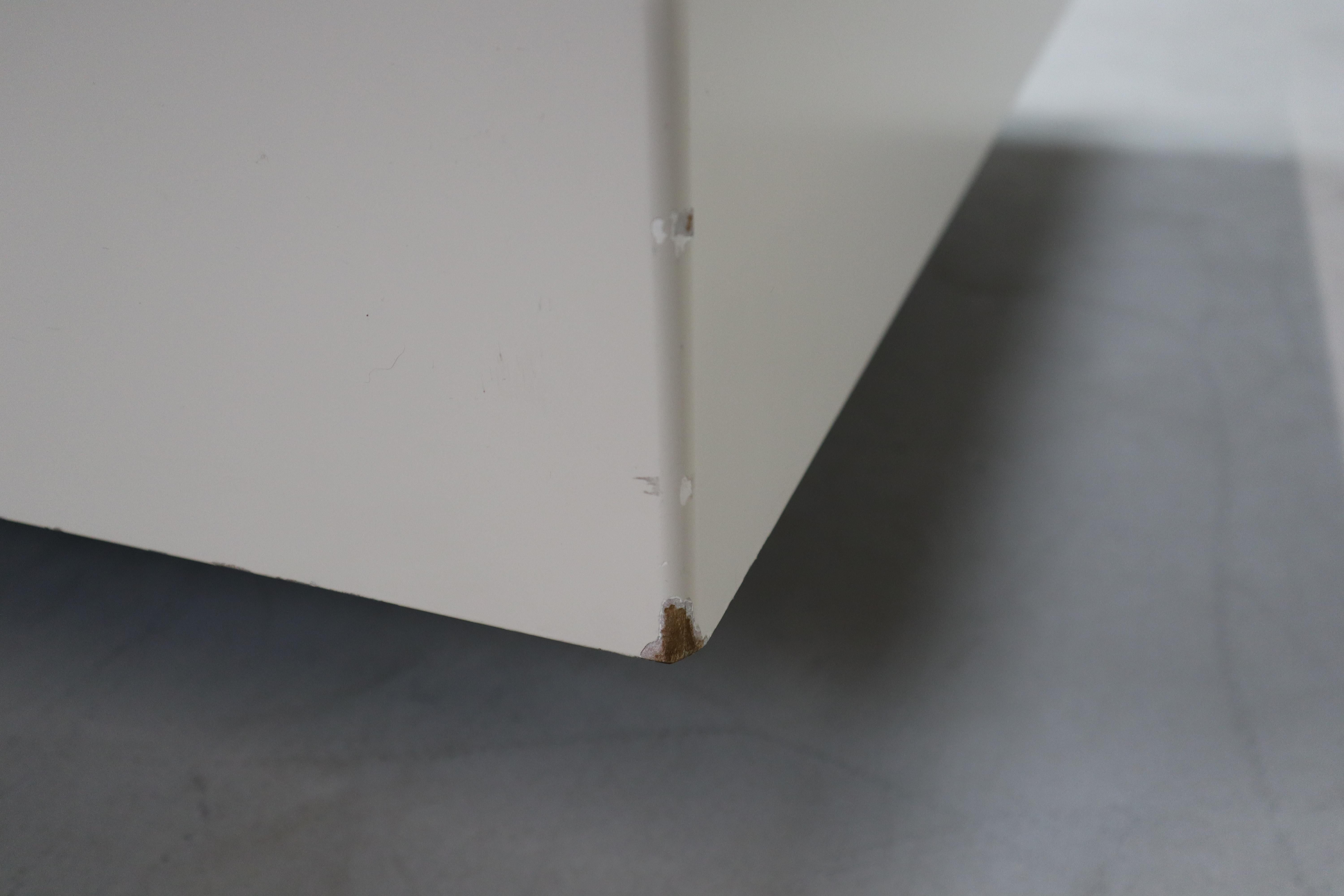 Sleek vintage minimalist coffee table For Sale 3
