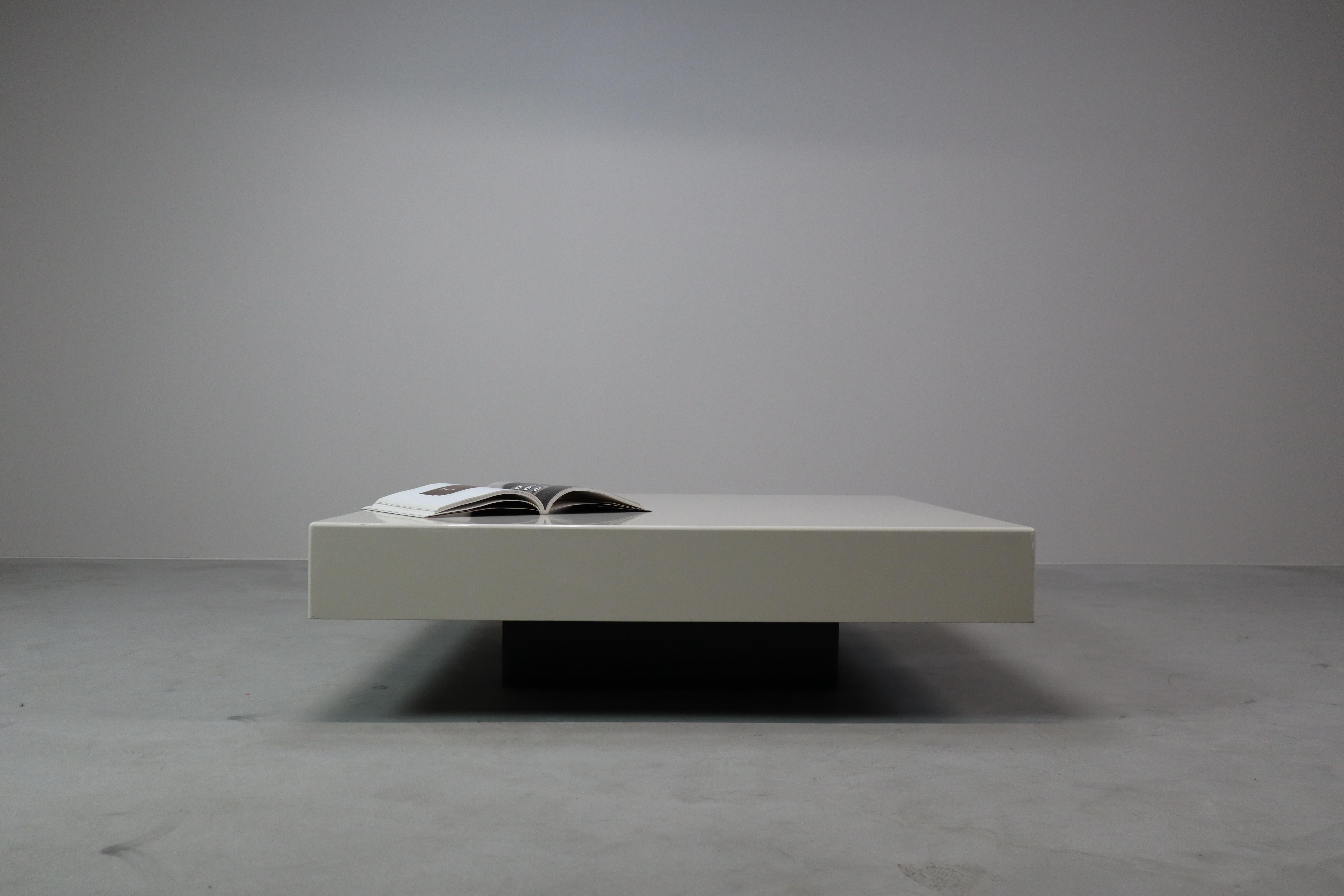 Sleek vintage minimalist coffee table In Good Condition For Sale In Langemark-Poelkapelle, BE