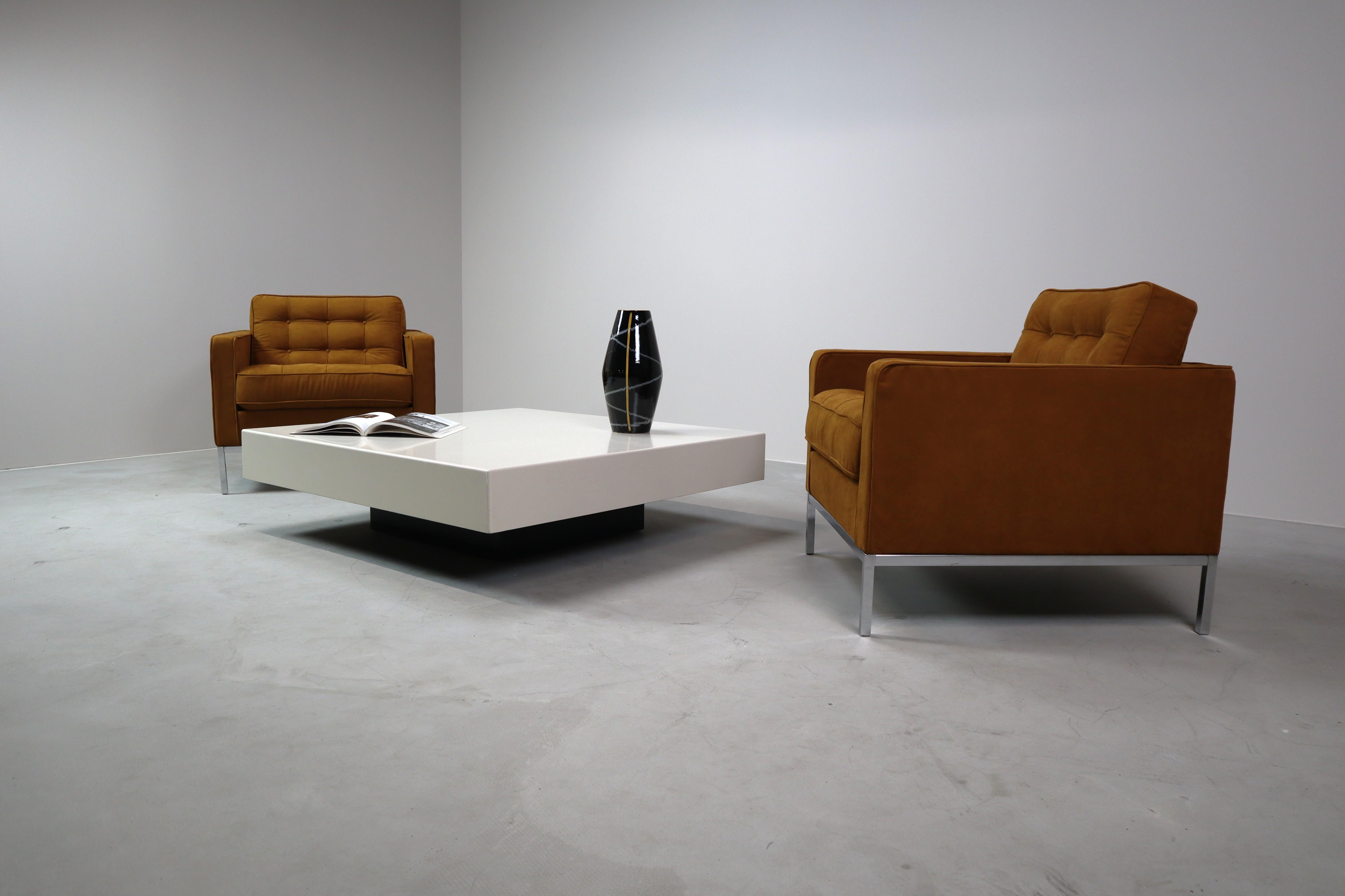 20th Century Sleek vintage minimalist coffee table For Sale