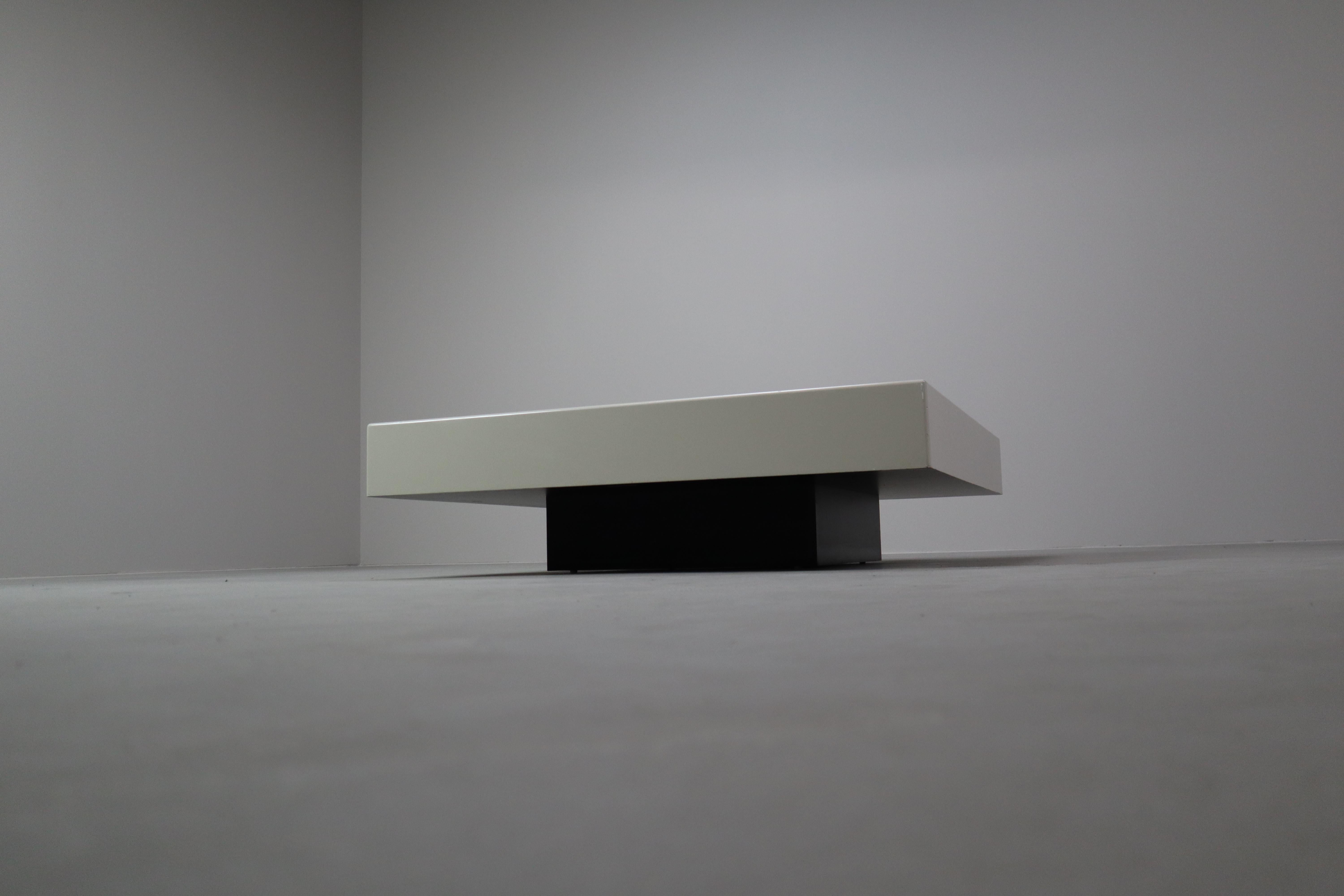 Plastic Sleek vintage minimalist coffee table For Sale