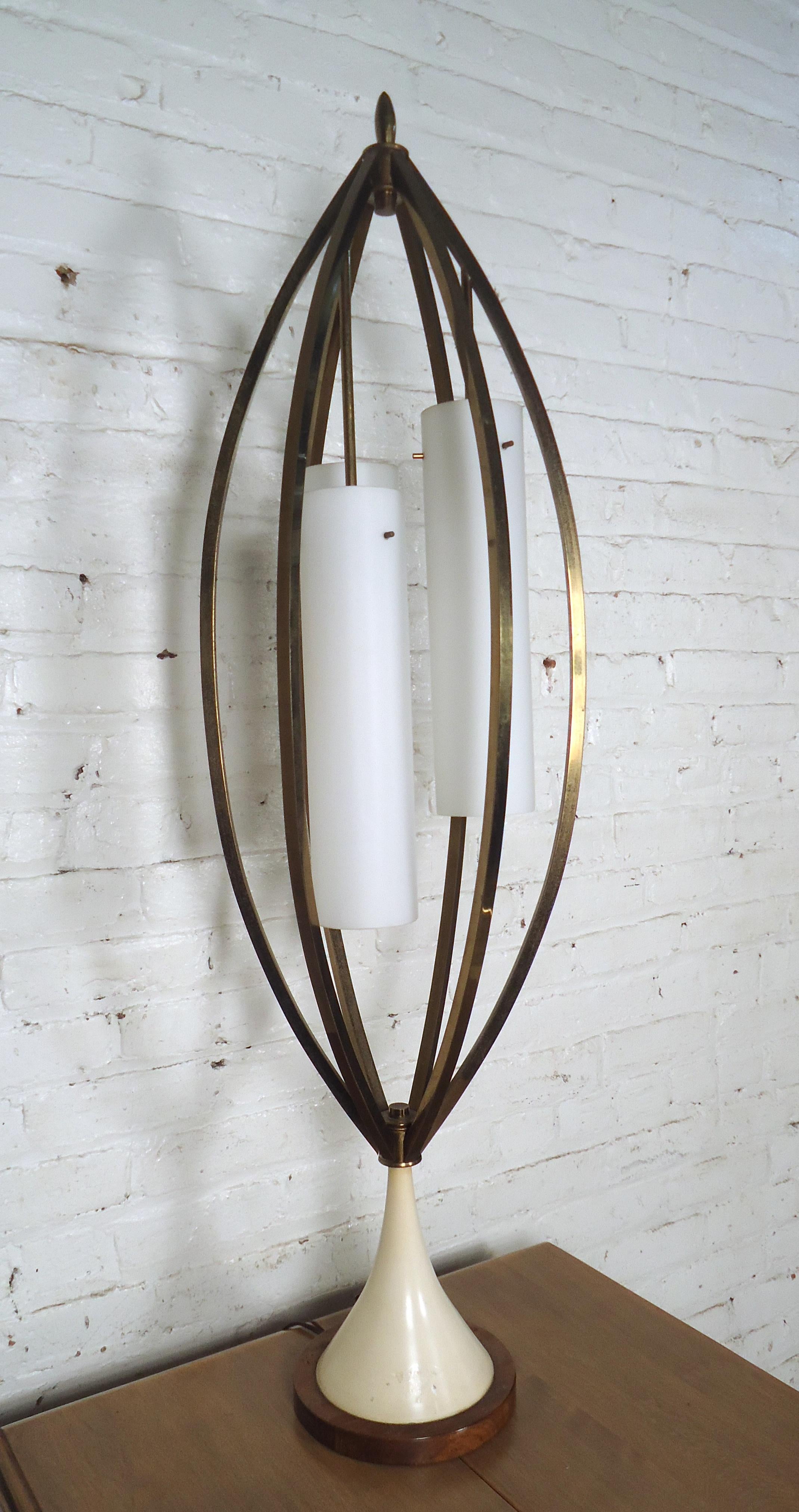 Mid-Century Modern Sleek Vintage Modern Brass Lamp (lampe en laiton)