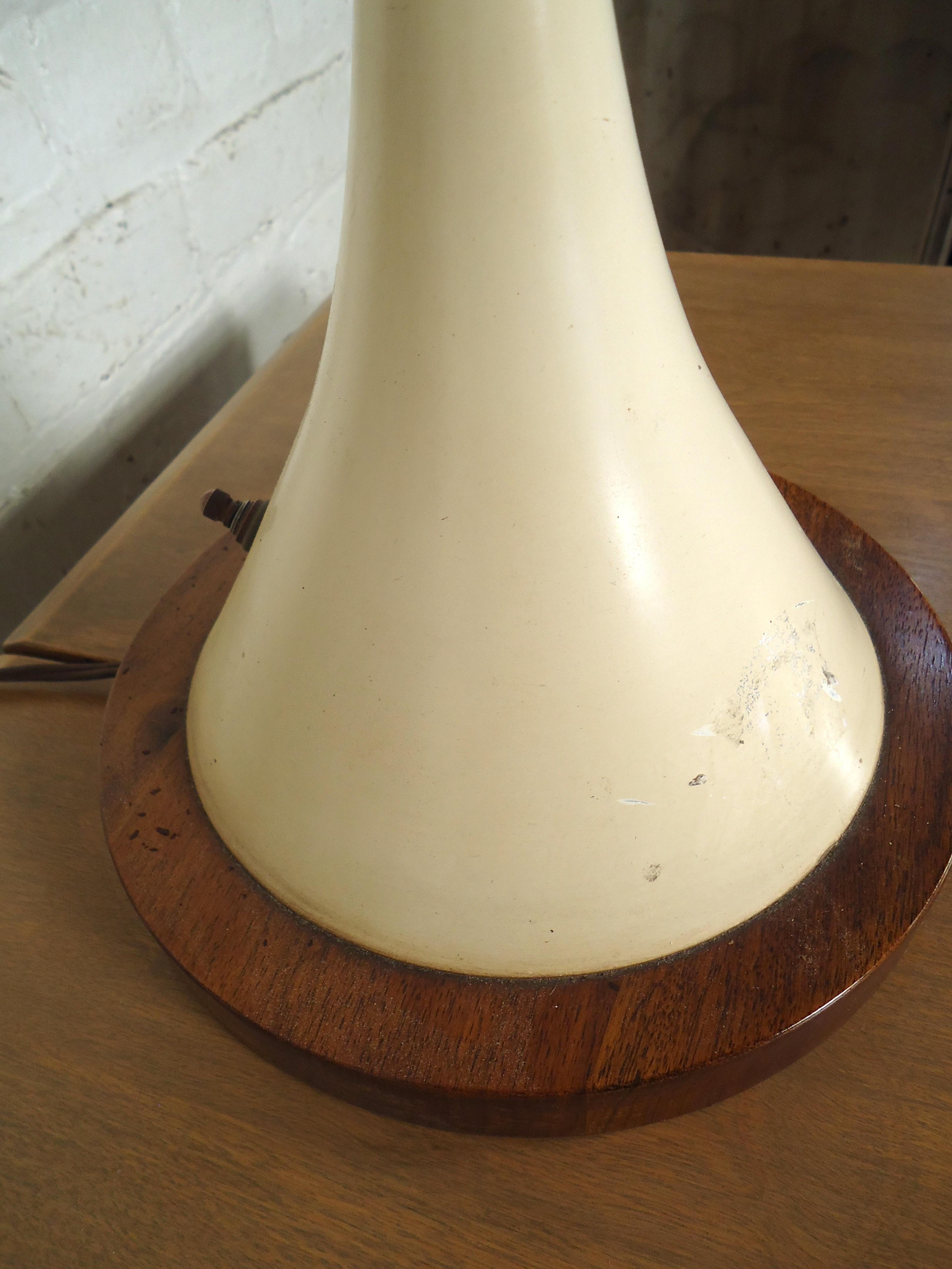 Mid-20th Century Sleek Vintage Modern Brass Lamp For Sale