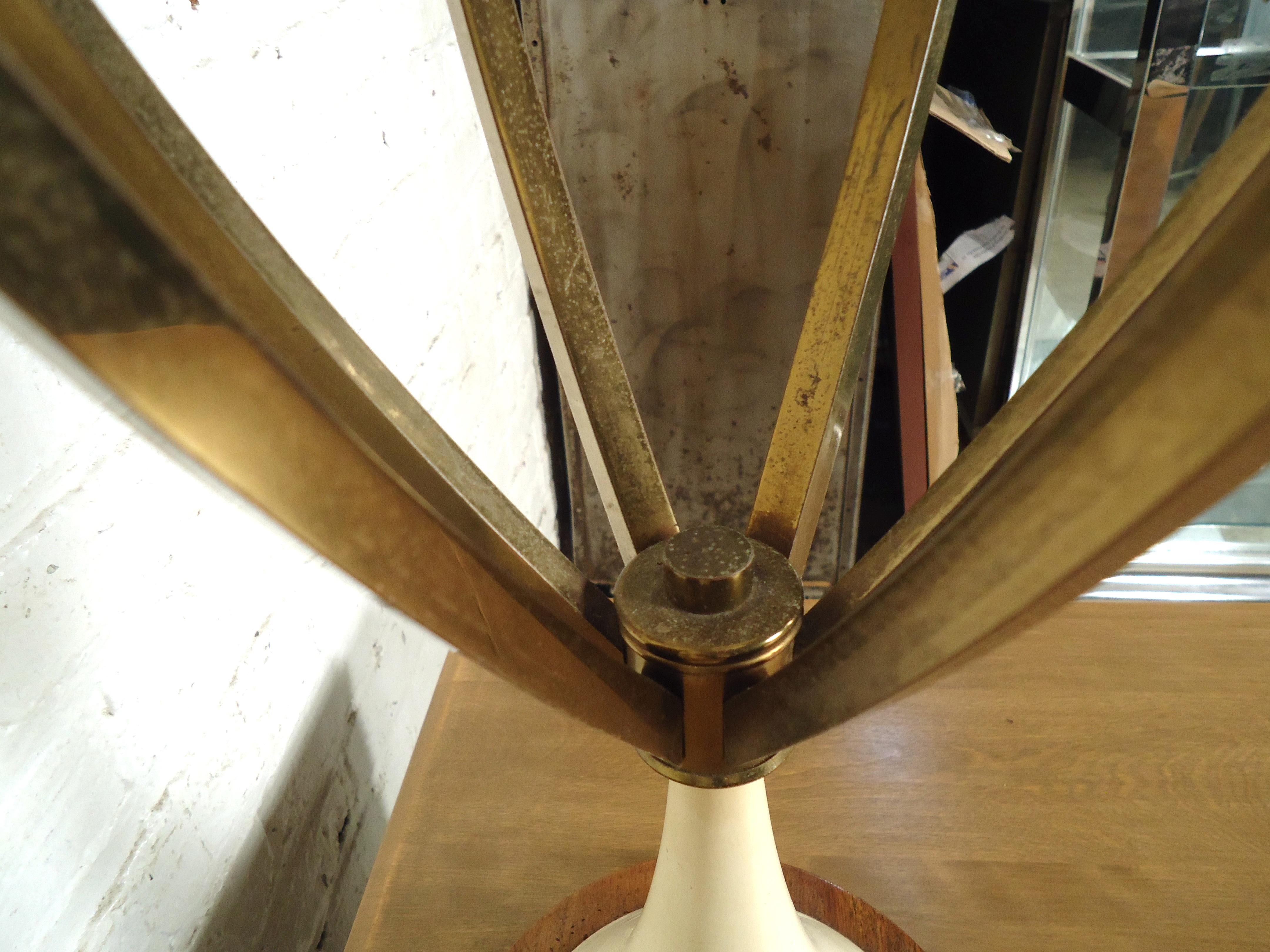 Laiton Sleek Vintage Modern Brass Lamp (lampe en laiton) en vente
